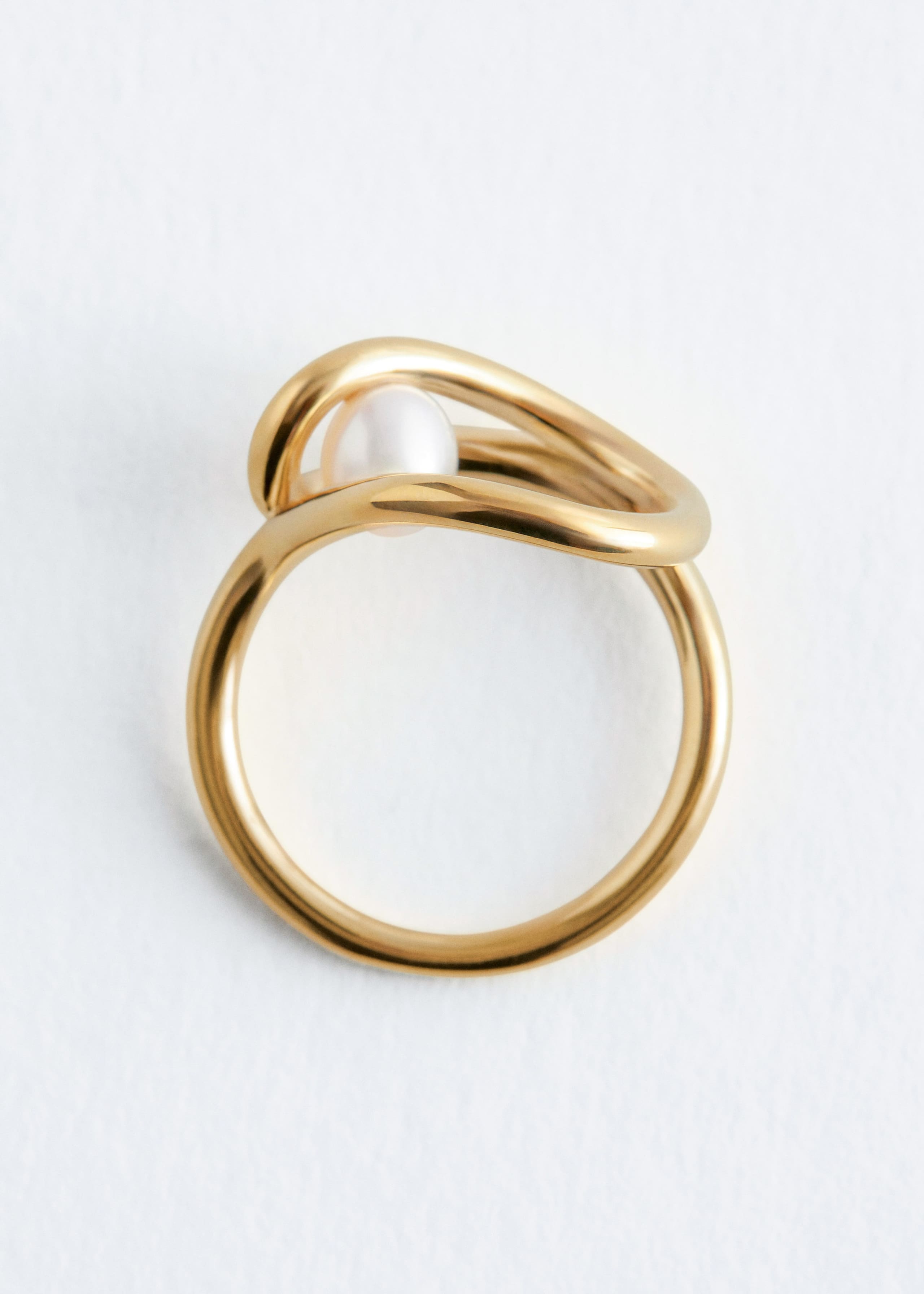 Verschlungener Ring mit Perle - Gold - Stillleben