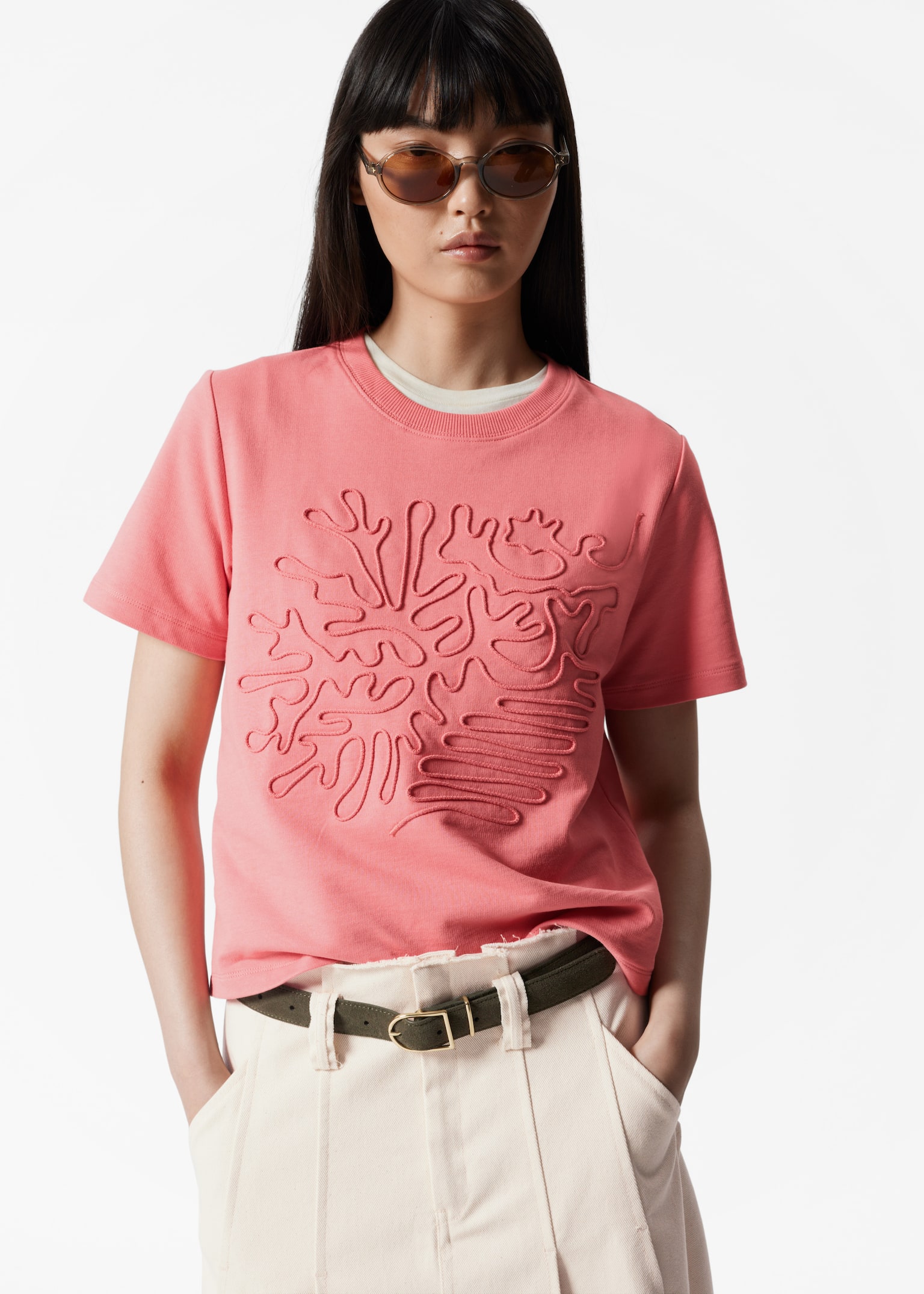 Camiseta con apliques florales - Patrón abstracto en rosa/Patrón abstracto en azul/Rojo/Caqui