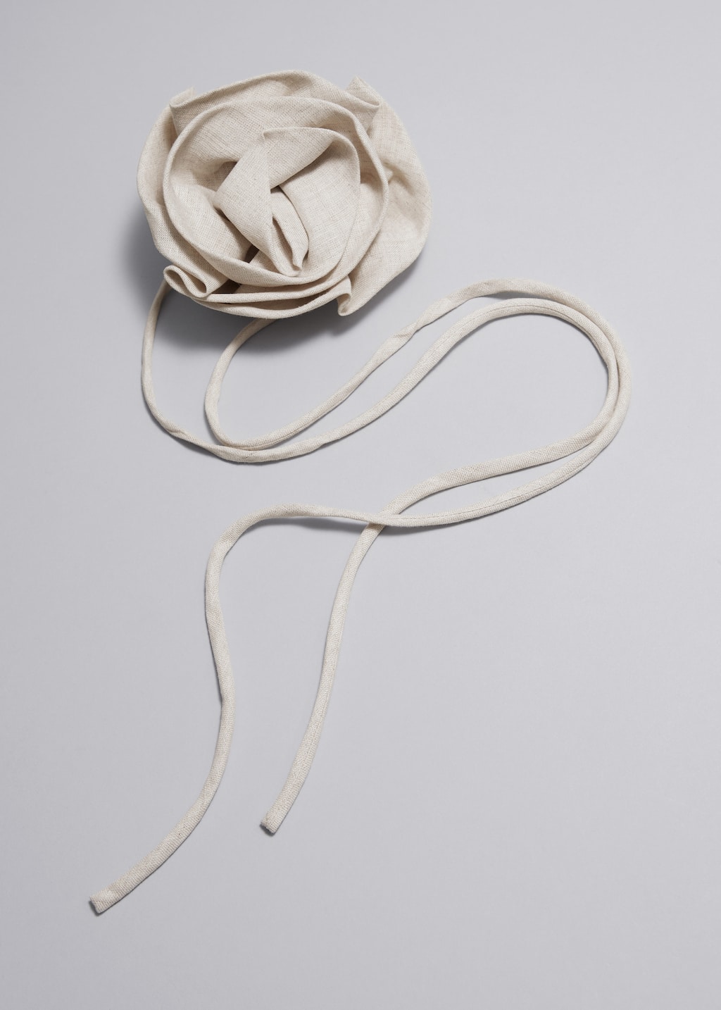 Collier ras du cou à grande rose en lin