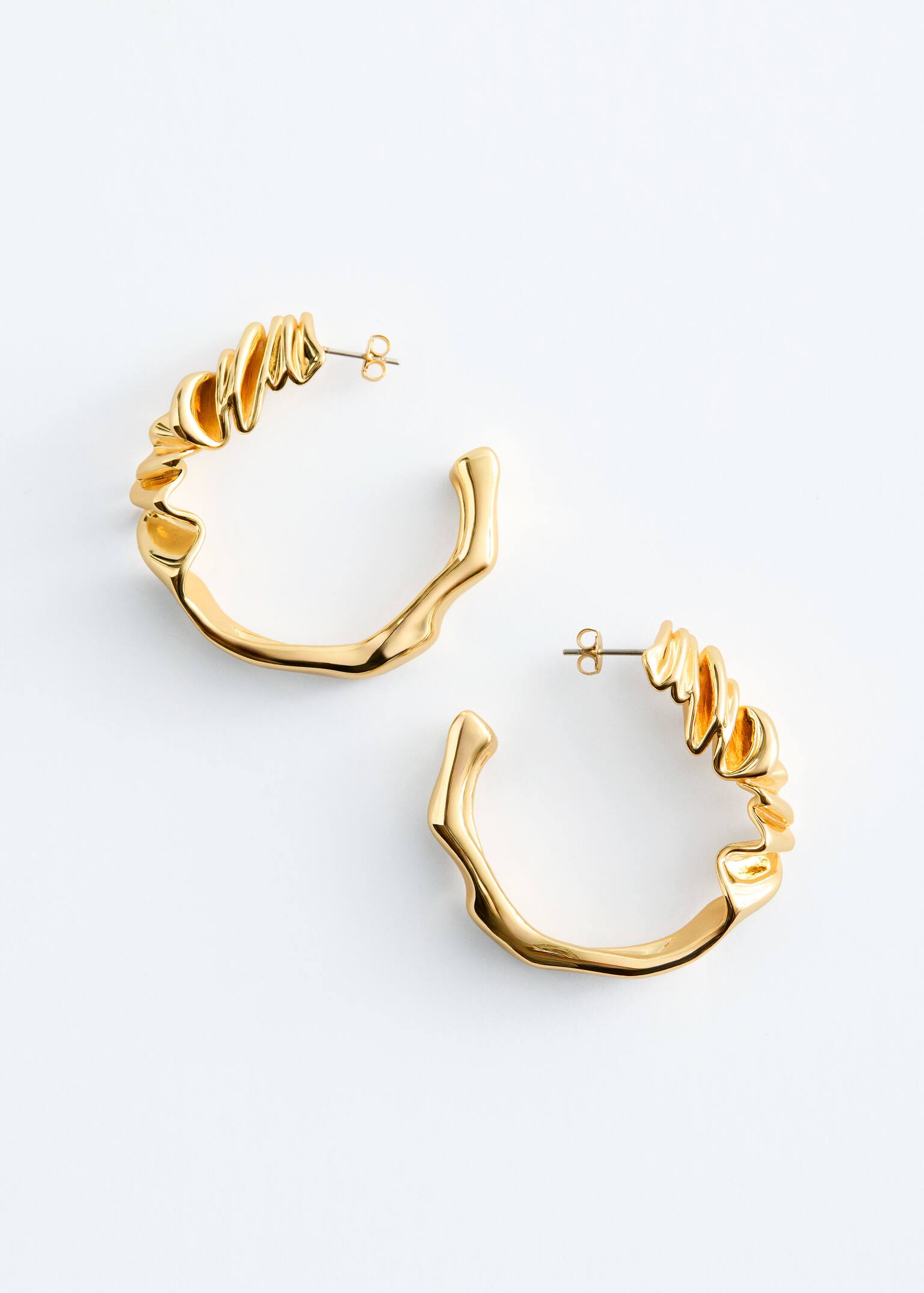 Kruhové náušnice s efektem pomačkání - Zlatá