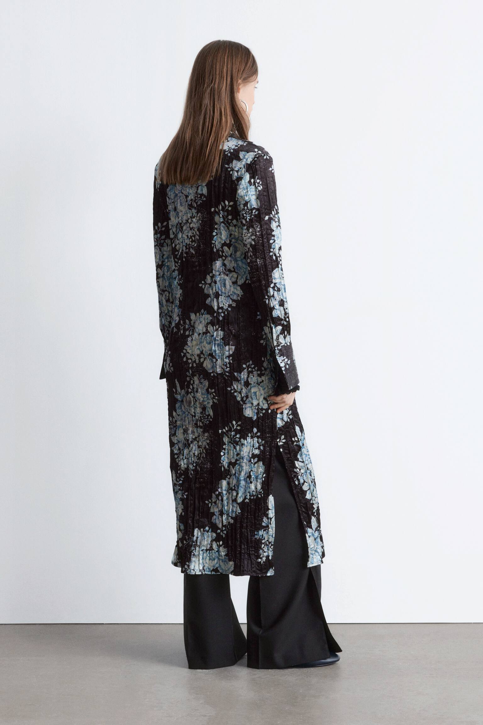 Midilang skjortekjole i crêpe-stof - Sort blomstret - 7