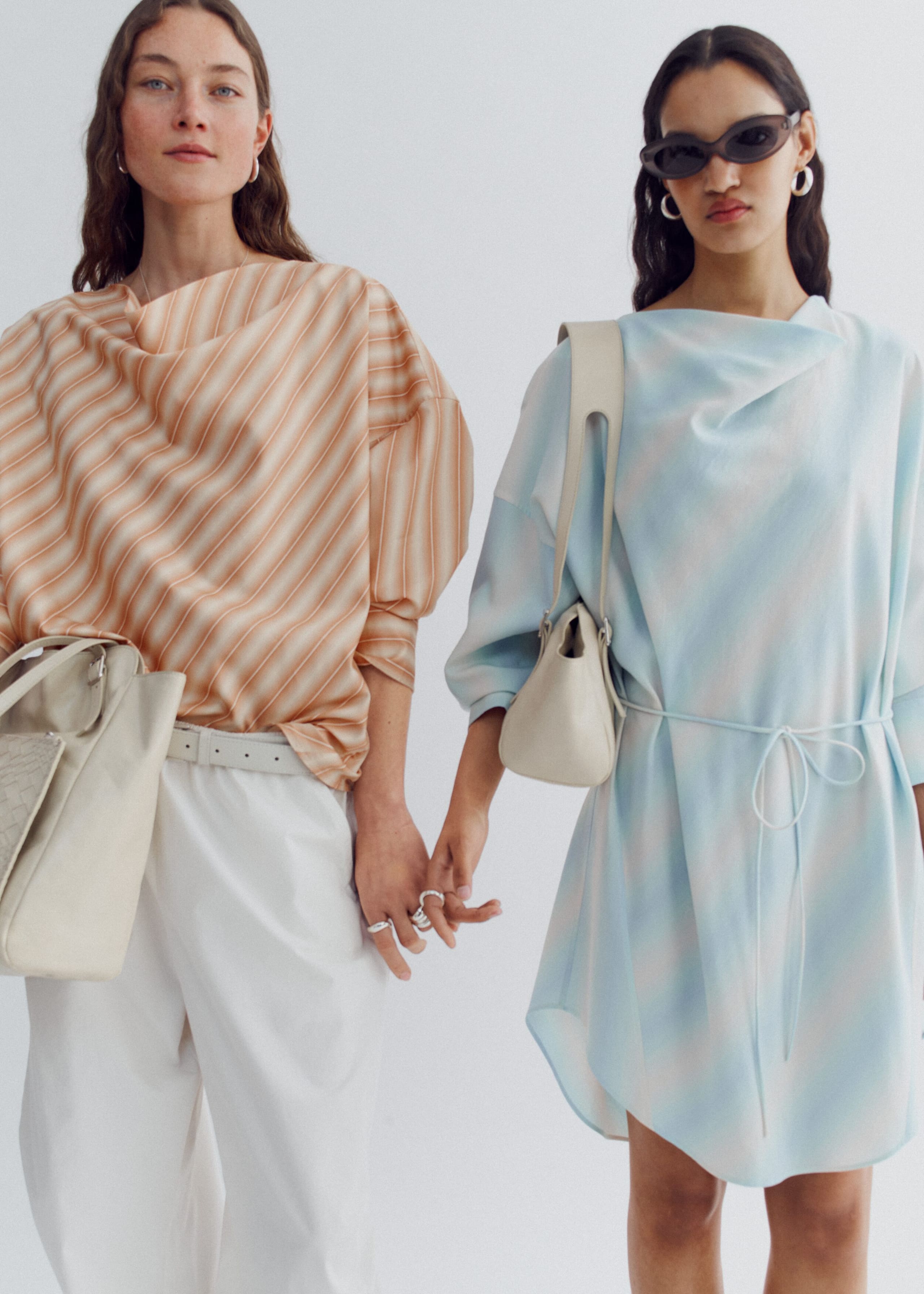 Image of Blouse rayée à col bénitier