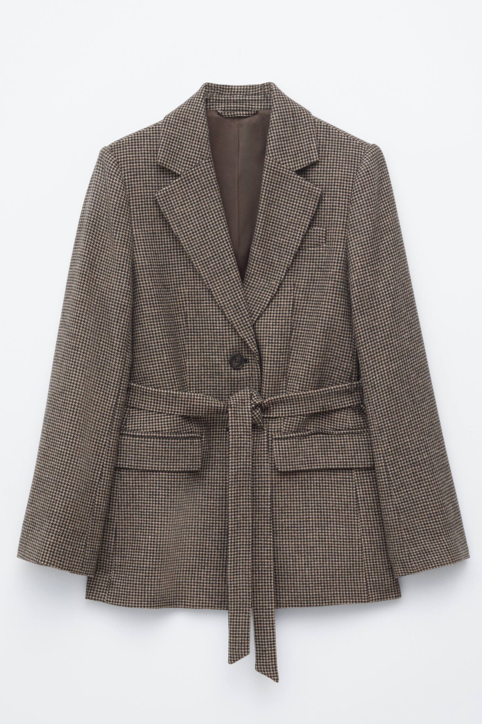 ÎÎ½Î± Î¼Î¿Î½ÏÎºÎ¿ÏÎ¼ÏÎ¿ ÏÎ±ÎºÎ¬ÎºÎ¹ Î¼Îµ ÎºÎ±ÏÎ­ Î¼Î¿ÏÎ¯Î²Î¿ houndstooth ÎºÏÎ­Î¼ÎµÏÎ±Î¹ ÏÏÏÎ±Î¼Î¼Î­Î½Î¿ ÏÏÎ¿Ï ÏÎ± ÎµÎ¼ÏÏÏÏ, Î±Î½Î±Î´ÎµÎ¹ÎºÎ½ÏÎ¿Î½ÏÎ±Ï ÏÎ­ÏÎ± ÏÎµ ÏÏÎ®Î¼Î± notch ÎºÎ±Î¹ ÎºÎ»ÎµÎ¯ÏÎ¹Î¼Î¿ Î¼Îµ Î­Î½Î± ÎºÎ¿ÏÎ¼ÏÎ¯. Î¤Î¿ ÏÎ±ÎºÎ¬ÎºÎ¹ Î´Î¹Î±Î¸Î­ÏÎµÎ¹ Î¶ÏÎ½Î·-Î³ÏÎ±Î²Î¬ÏÎ± ÏÏÎ¿ Î¯Î´Î¹Î¿ ÏÏÎ±ÏÎ¼Î±, ÏÏÎ¹Î³Î¼Î­Î½Î· ÏÏÎ· Î¼Î­ÏÎ·, Î¼Î±ÎºÏÎ¹Î¬ Î¼Î±Î½Î¯ÎºÎ¹Î± ÎºÎ±Î¹ Î´ÏÎ¿ Î¼ÏÏÎ¿ÏÏÎ¹Î½Î­Ï ÏÏÎ­ÏÎµÏ Î¼Îµ ÎºÎ±ÏÎ¬ÎºÎ¹.