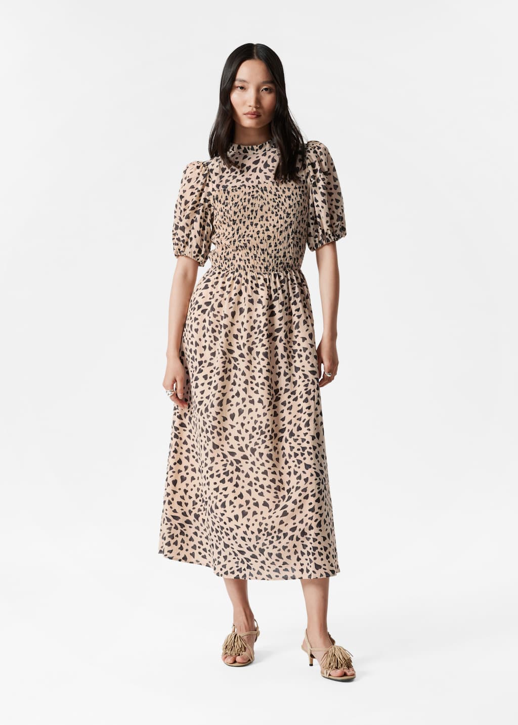 Vestido midi fruncido con mangas abullonadas - Estampado de corazones beige - Lookbook