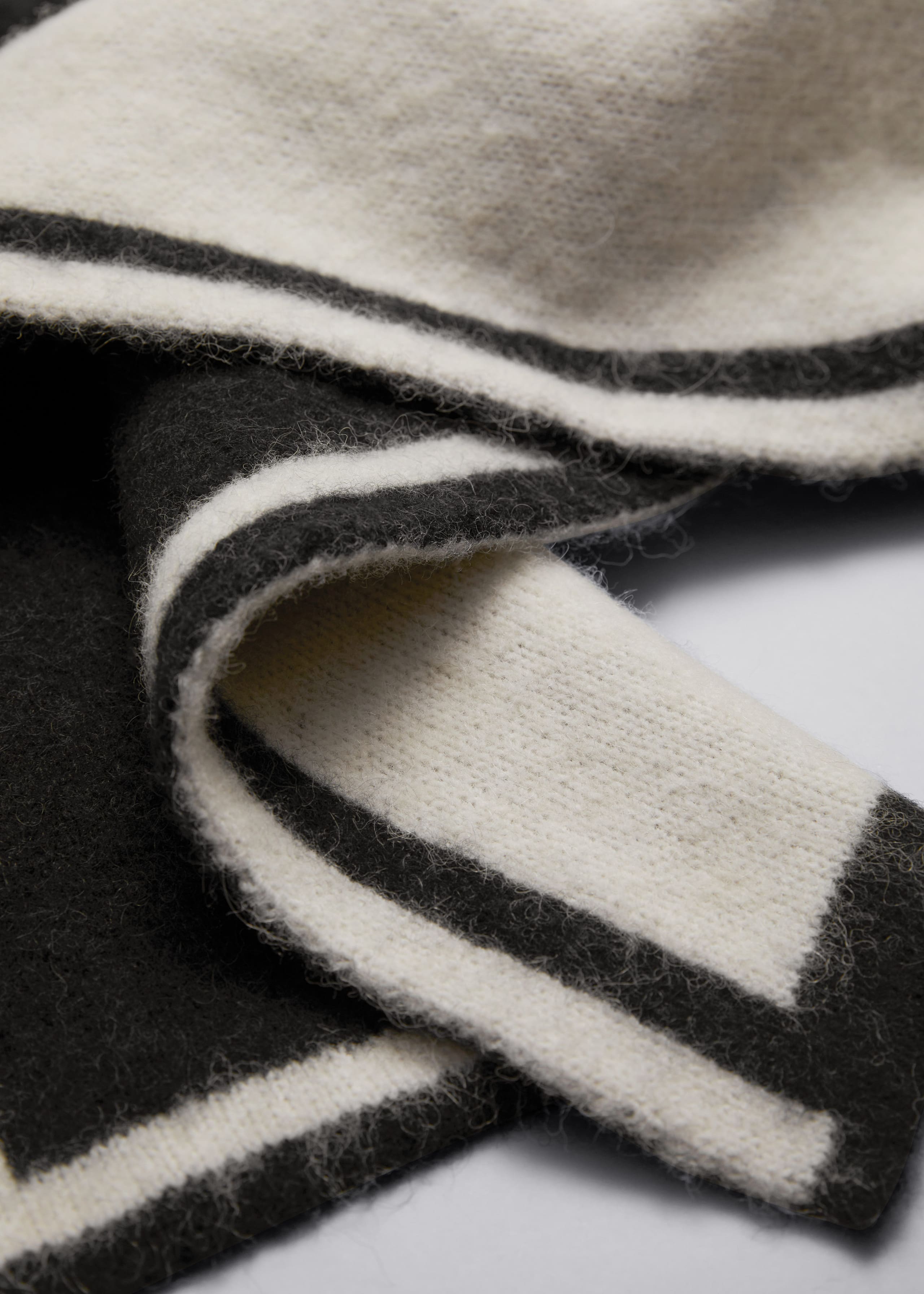Zweifarbiger Strickschal - {{variantName}} - Beschreibendes Detail