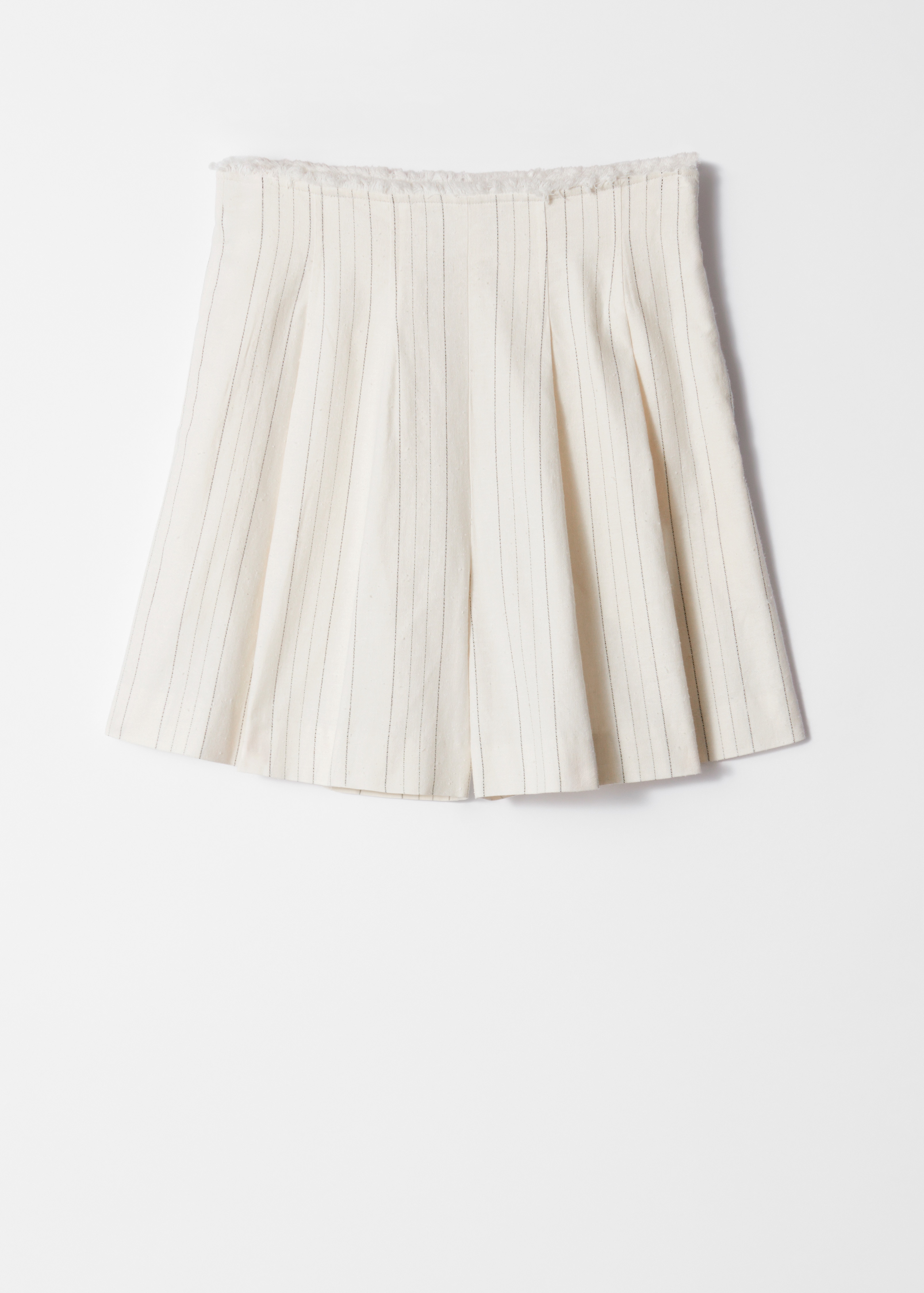 Shorts a pieghe con bordo a taglio vivo - Bianco con motivo gessato