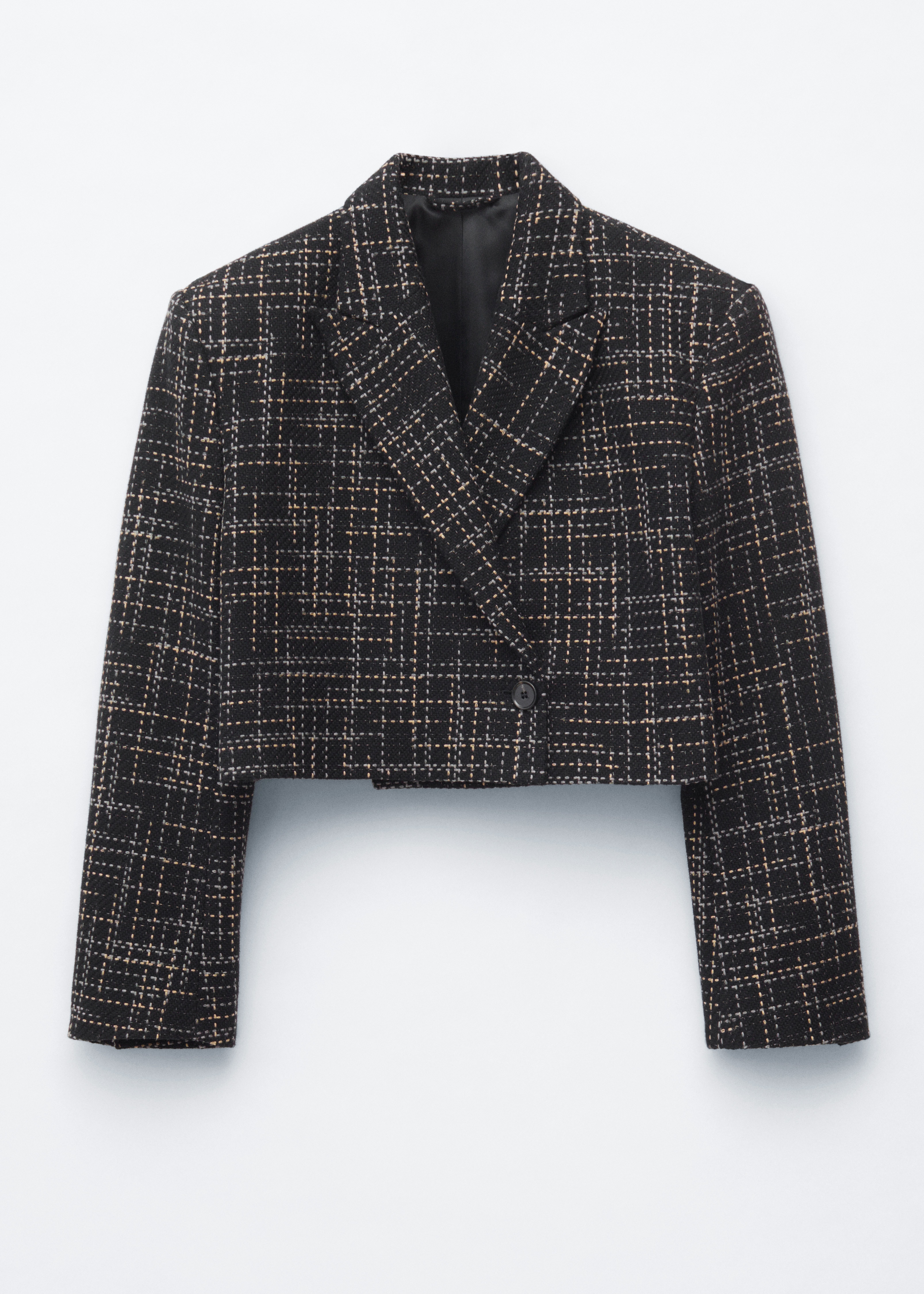 Ein verkÃ¼rzter Blazer mit einem strukturierten Karomuster in Schwarz und Gelb ist von vorne zu sehen, mit fallenden Revers und formgebenden Schulterpolstern. Der Blazer in Boxy-Passform wird Ã¼ber einem hellblauen Oberteil getragen und mit einer passenden Hose kombiniert, um die verkÃ¼rzte LÃ¤nge hervorzuheben.