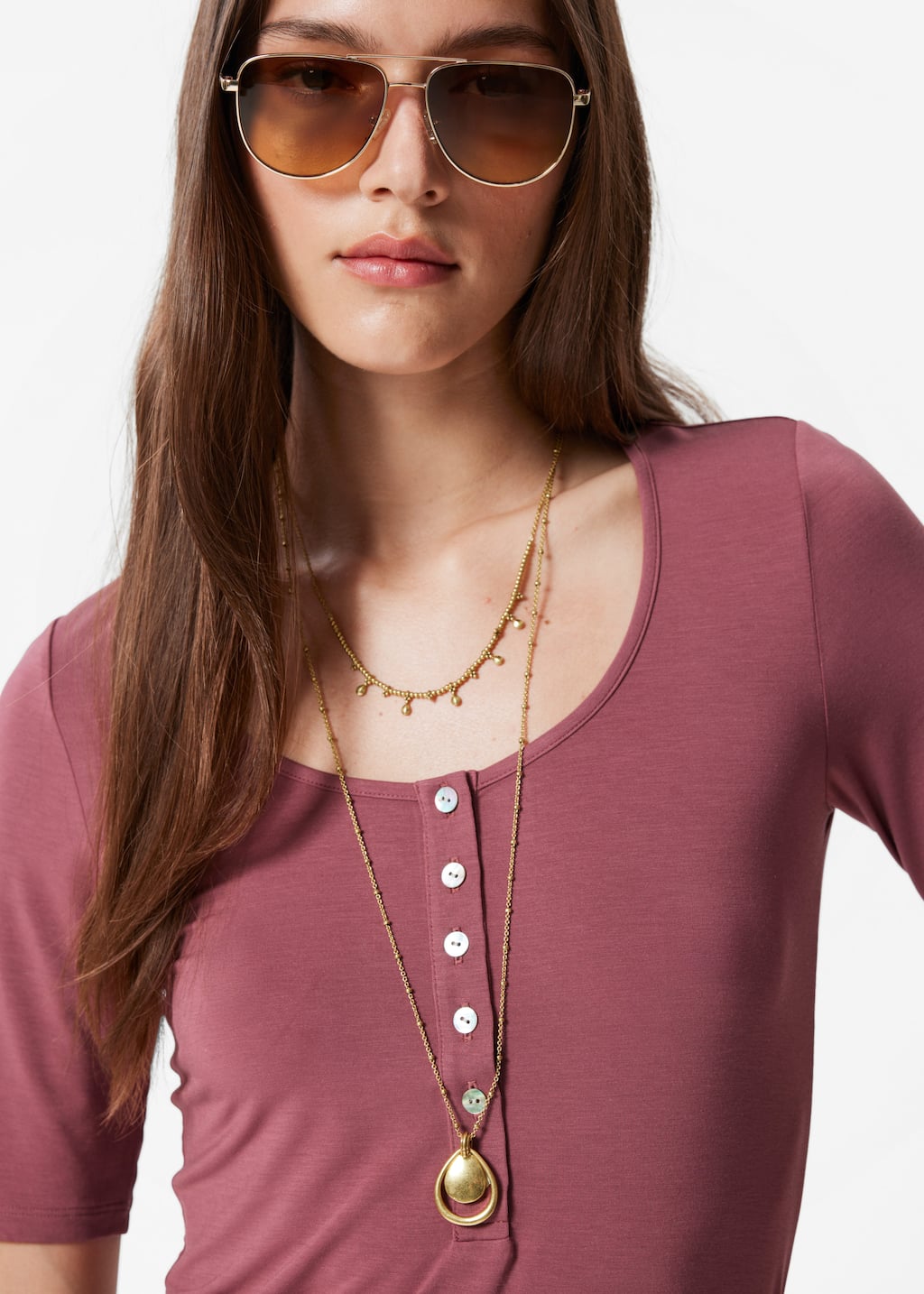 T-Shirt mit tiefem Ausschnitt - Dusty Red - Lookbook