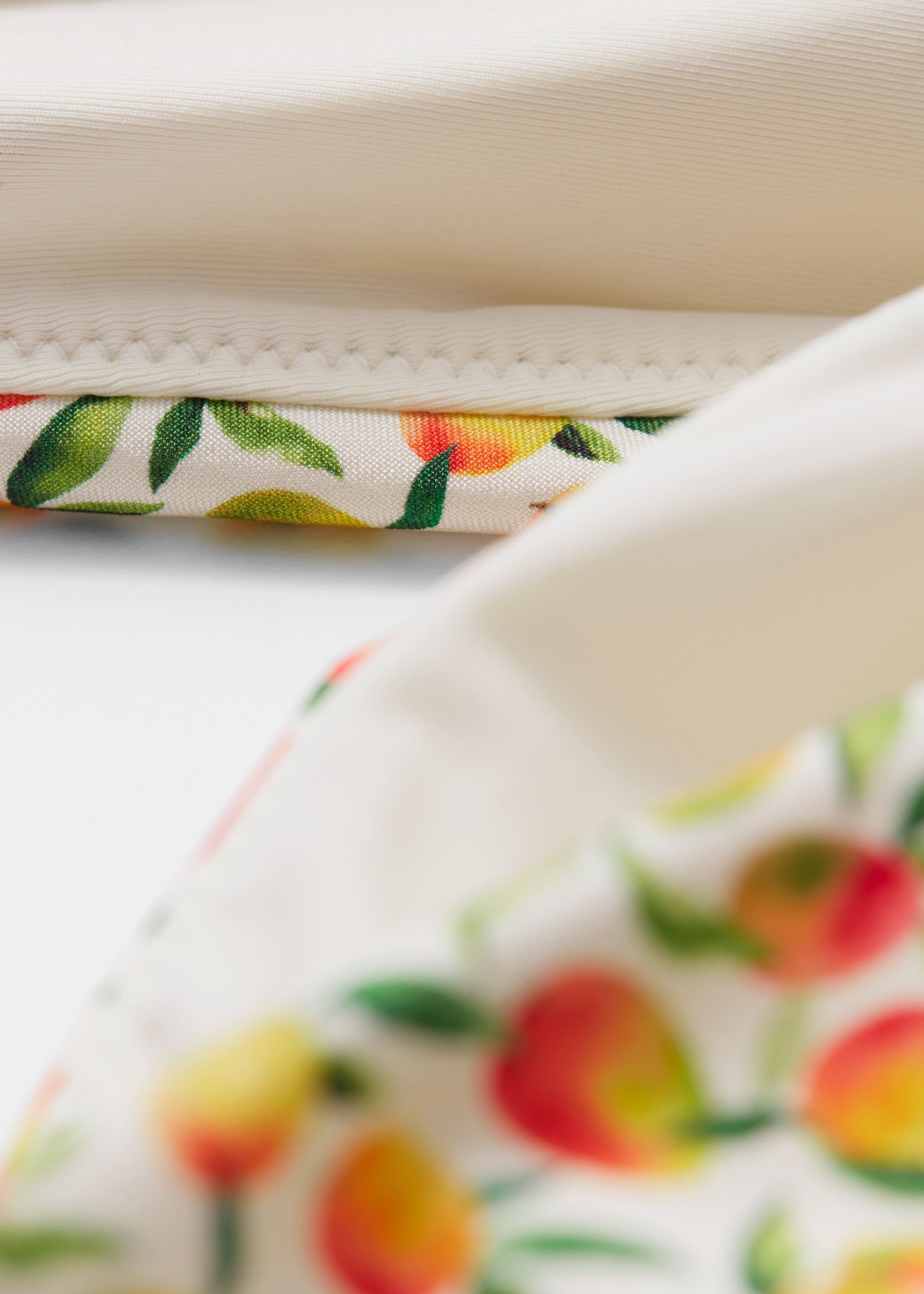 Maillot de bain à détail torsadé - {{variantName}} - Descriptive Detail