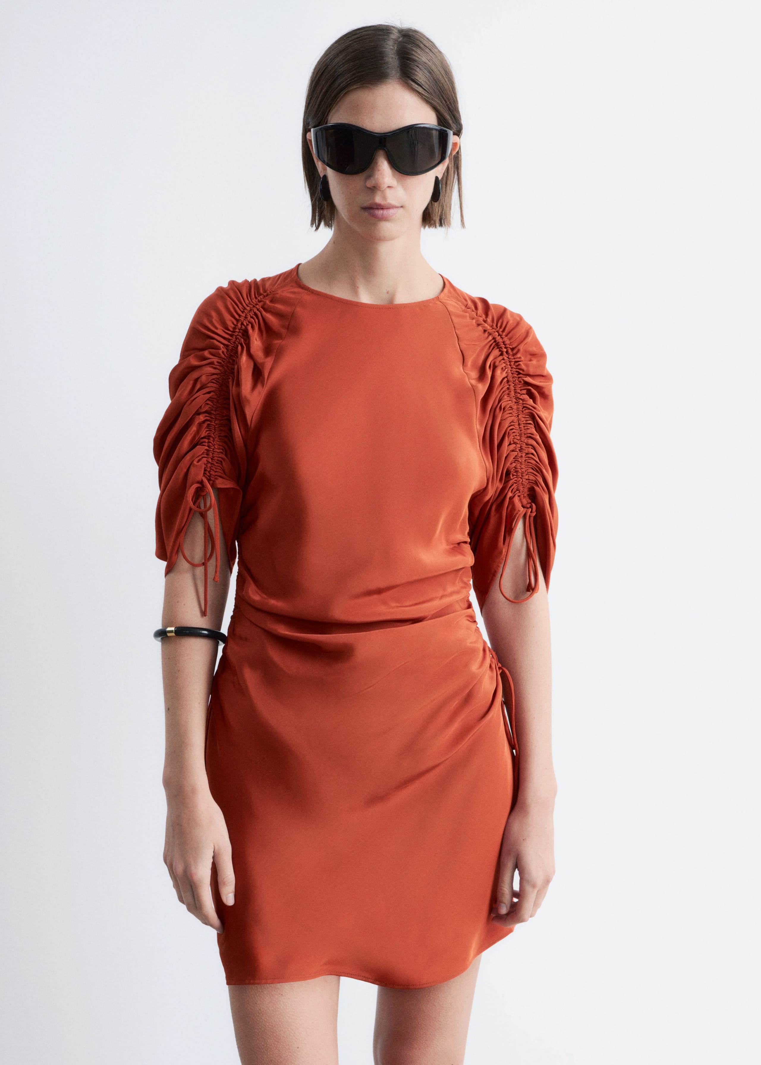 Image of Skulpturales Minikleid mit Raffungen