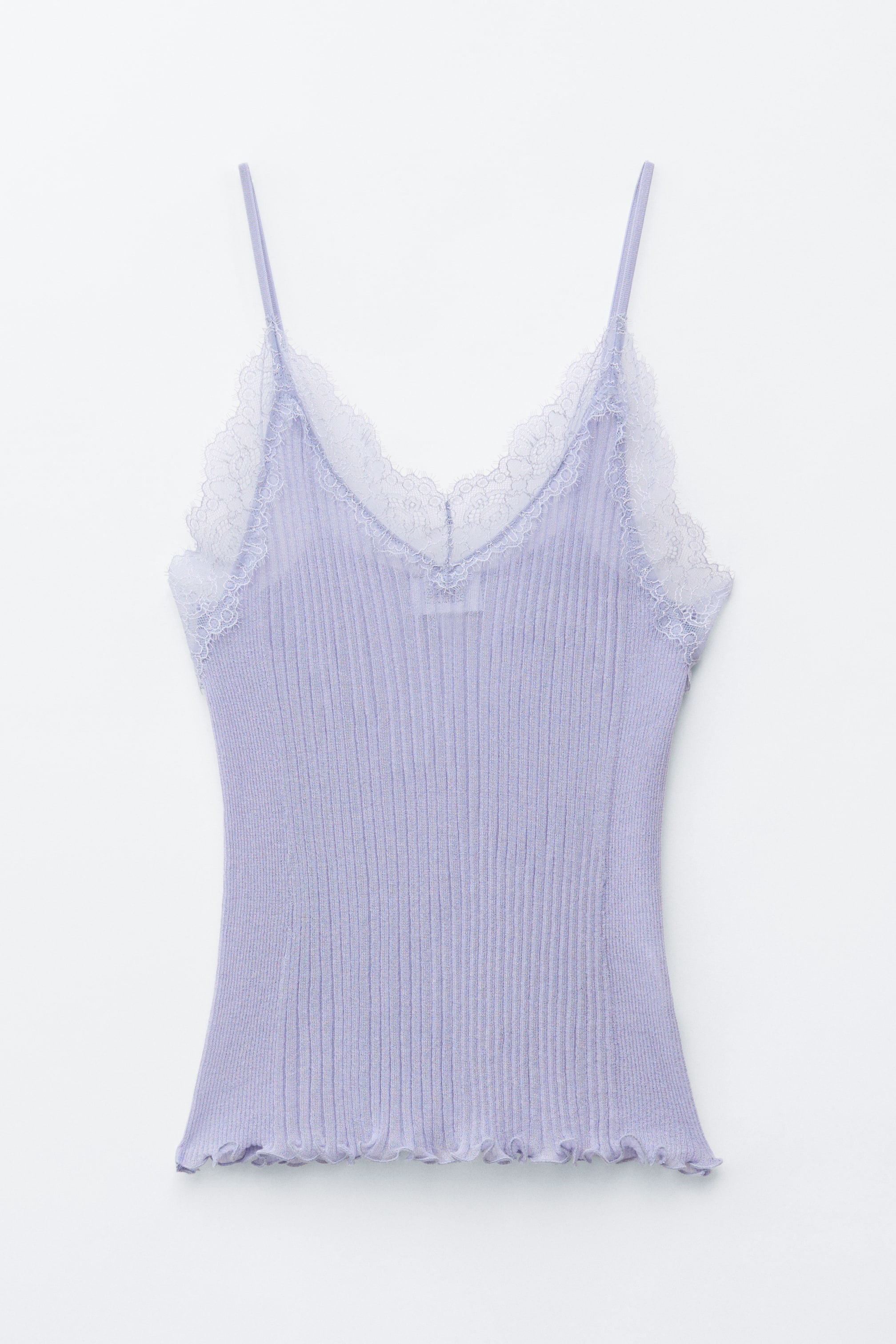Grotere afbeelding bekijken: Een lichtpaarse geribbelde gebreide camisole wordt frontaal gepresenteerd, met een V-halslijn afgewerkt met kant, dunne schouderbandjes en een geschulpte zoom.