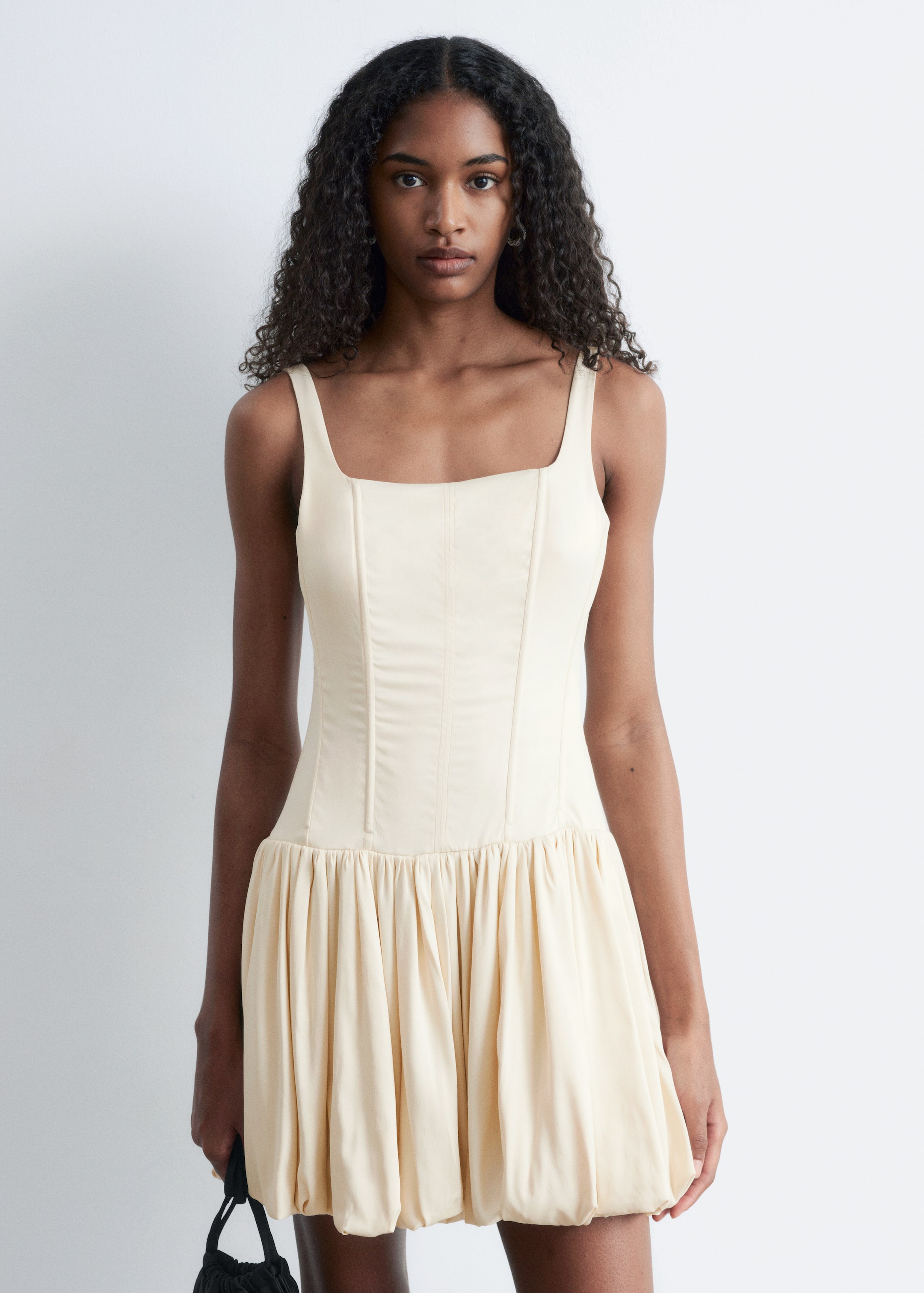 Se større billede: Kort korset-kjole med bobleskørt - Flødefarvet - DAME | H&M DK 3