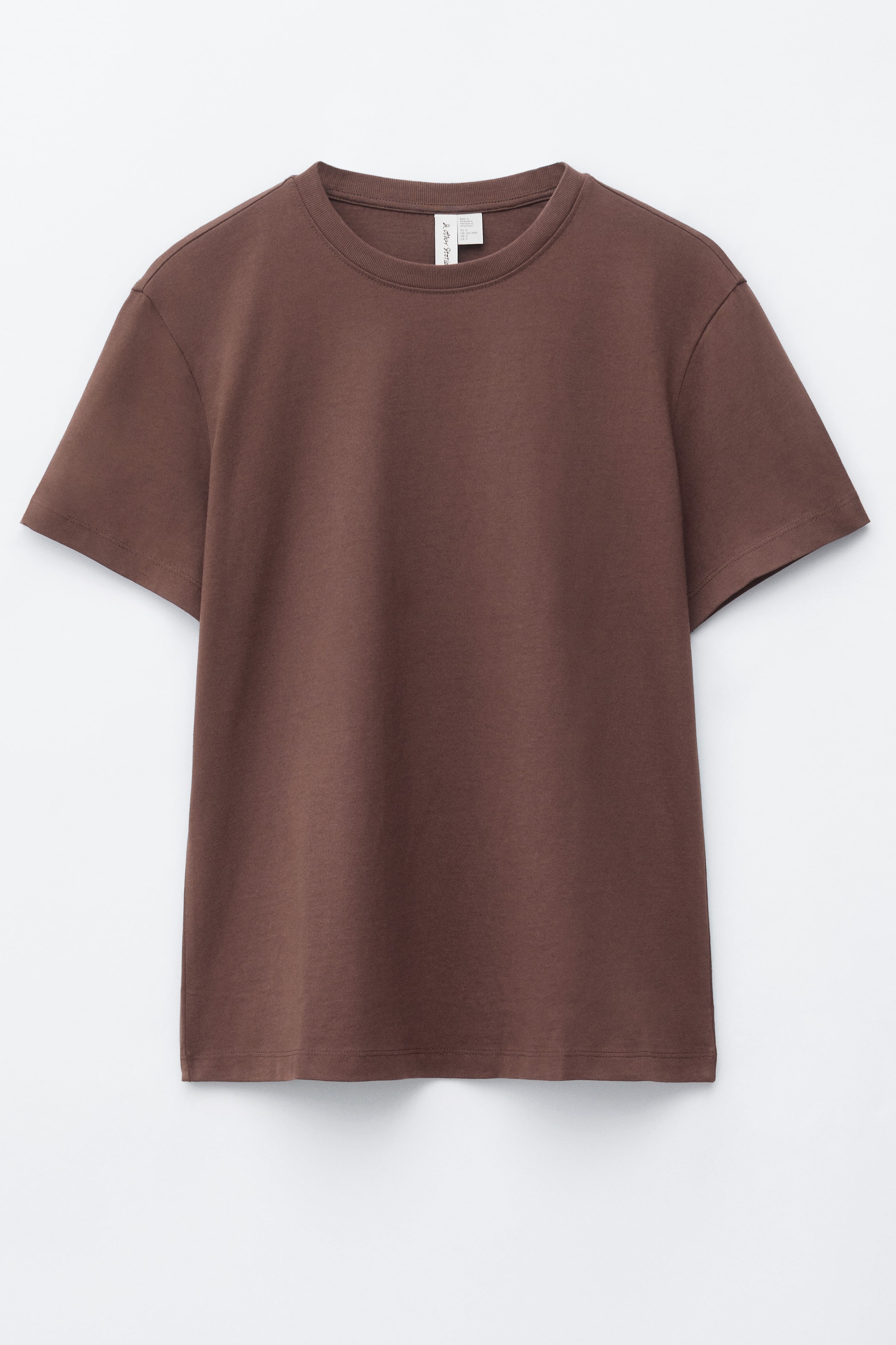 Visa större bild: En brun t-shirt visas framifrån, med en rund halsringning, korta ärmar och en rak silhuett.