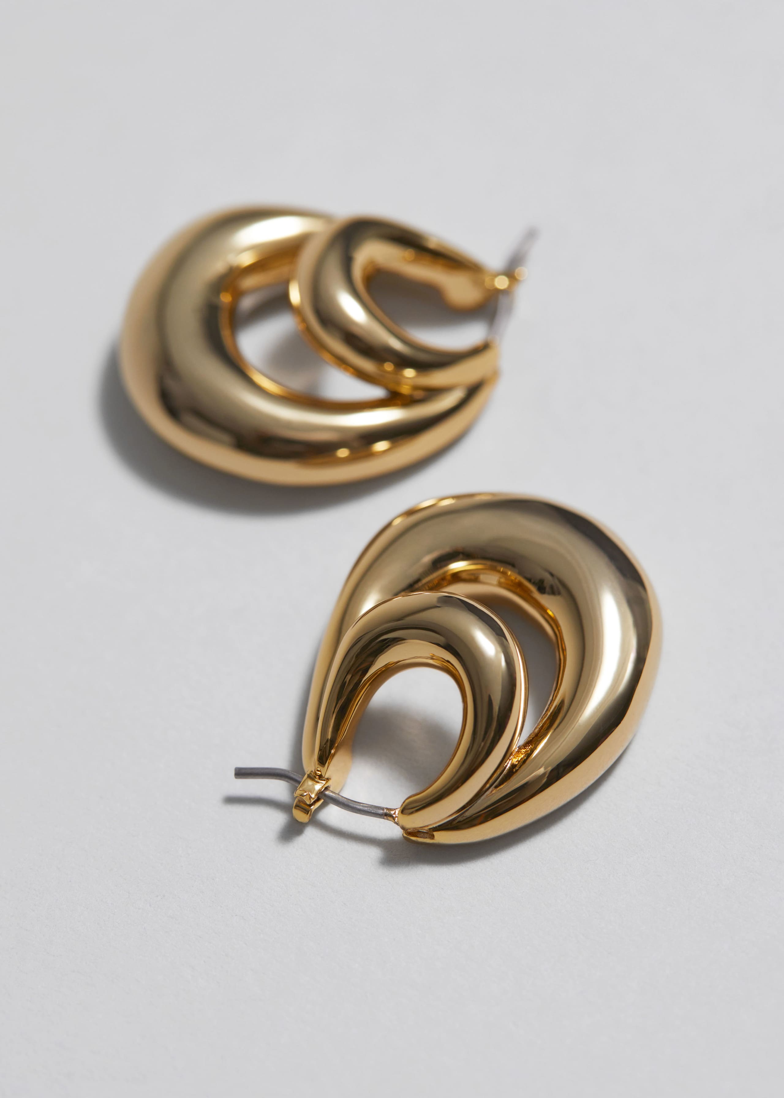 Skulpturale doppelreihige Creolen - {{variantName}} - Beschreibendes Detail