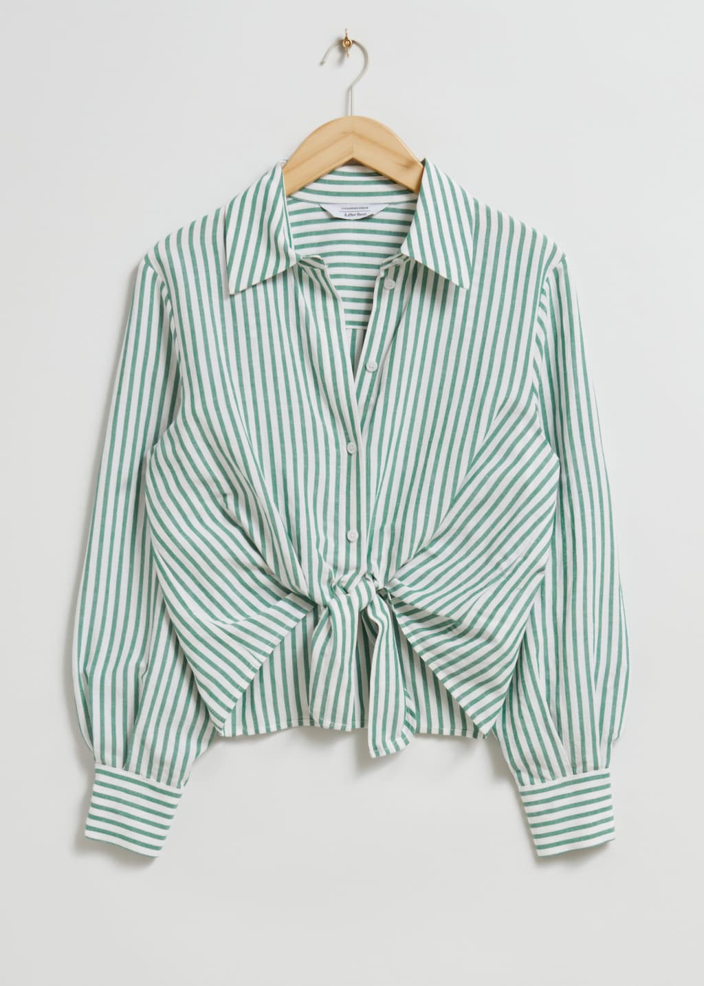 TieKnotShirt – Light Green/White Striped – Martwa natura