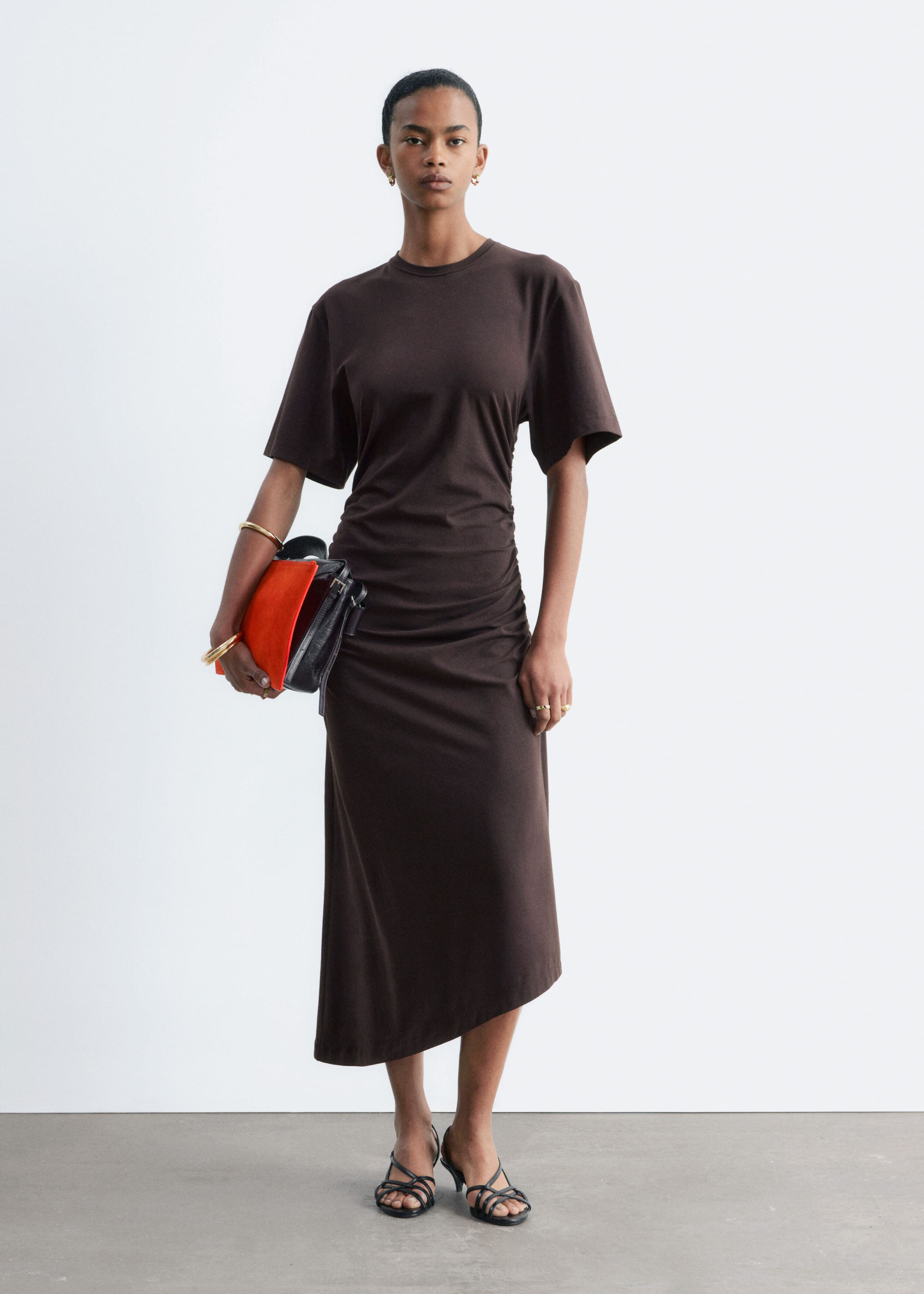 Image of Vestido midi asimétrico tipo camiseta