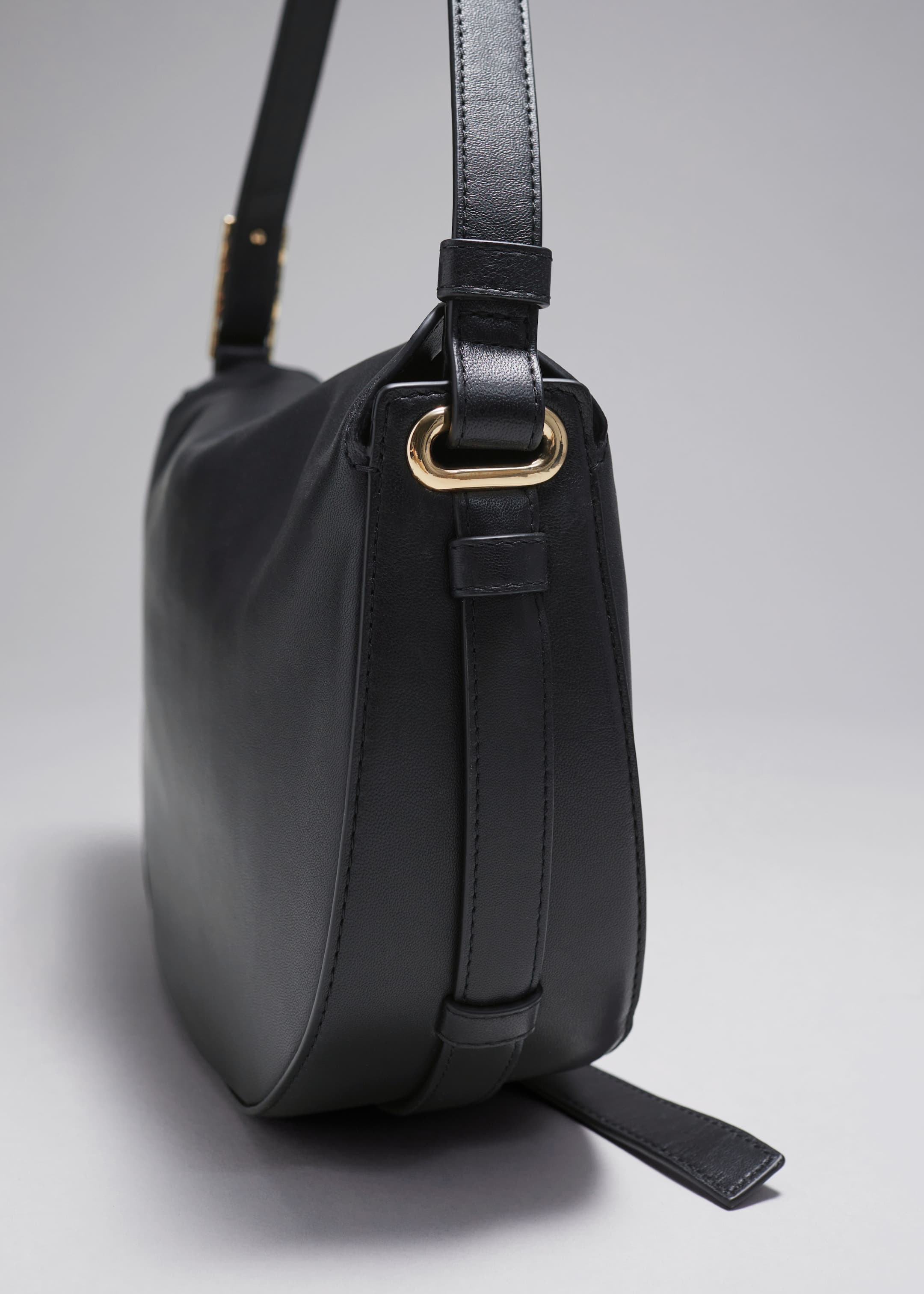 Größeres Bild anzeigen: Umhängetasche aus Leder - Schwarz - Ladies | H&M AT 4