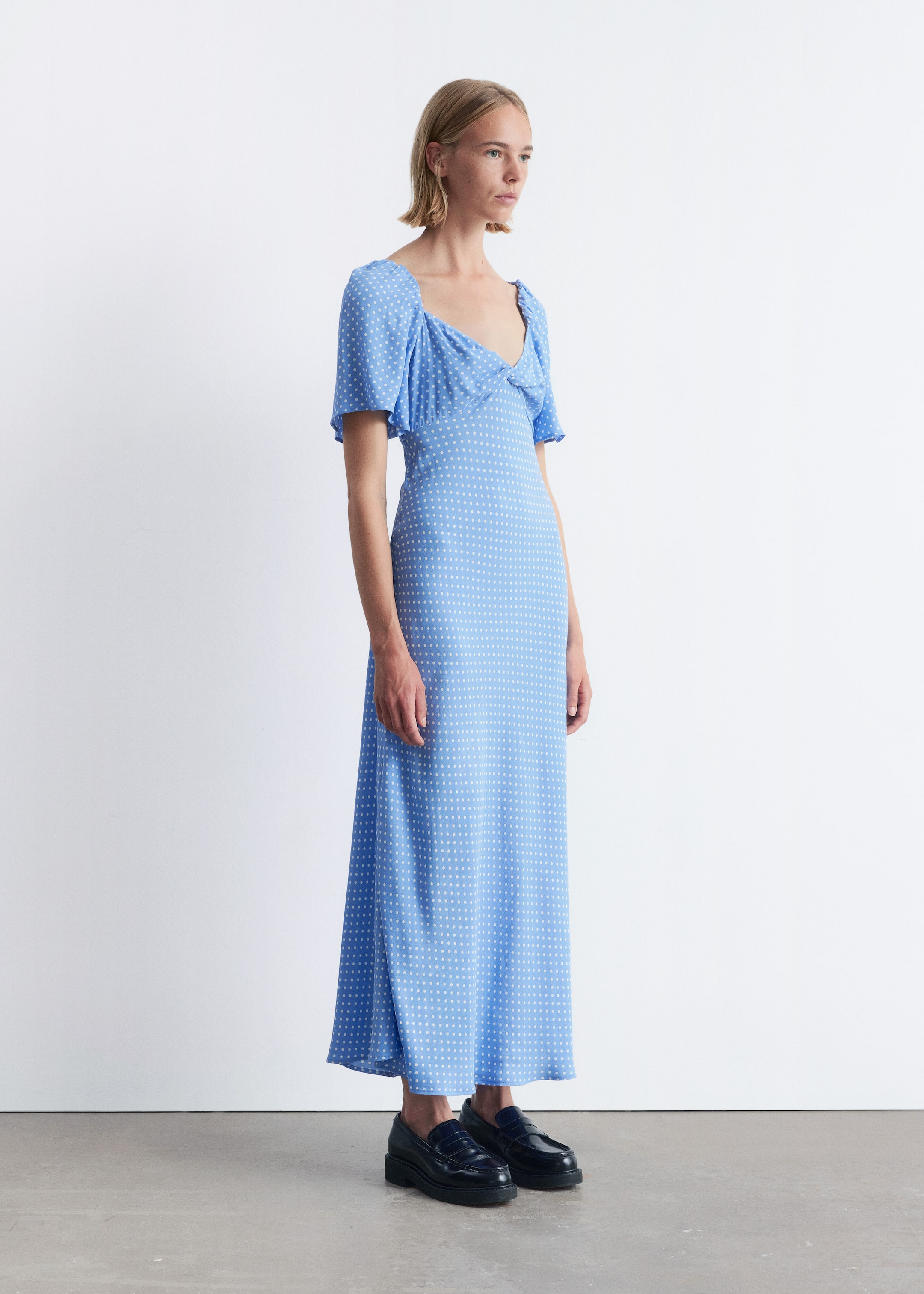 Größeres Bild anzeigen: Midikleid mit Volantärmeln - Hellblau mit Polka-Dots - Ladies | H&M AT 3