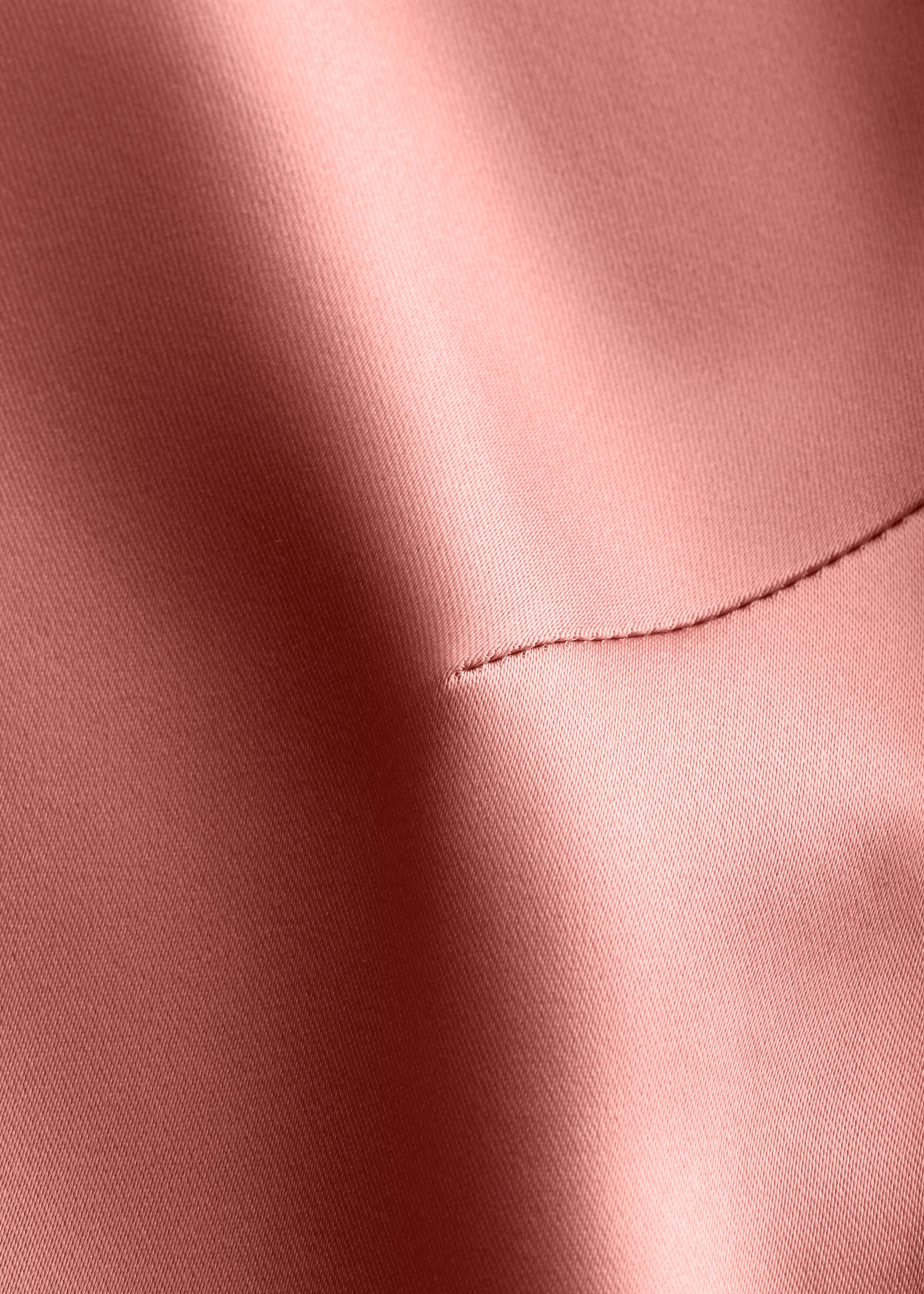 Vestido midi de satén sin mangas - {{variantName}} - Detalle descriptivo