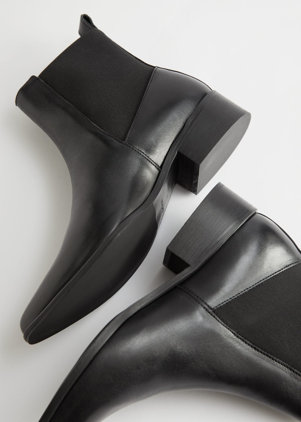 Chelsea Leather Boots - {{variantName}} - Detalle descriptivo