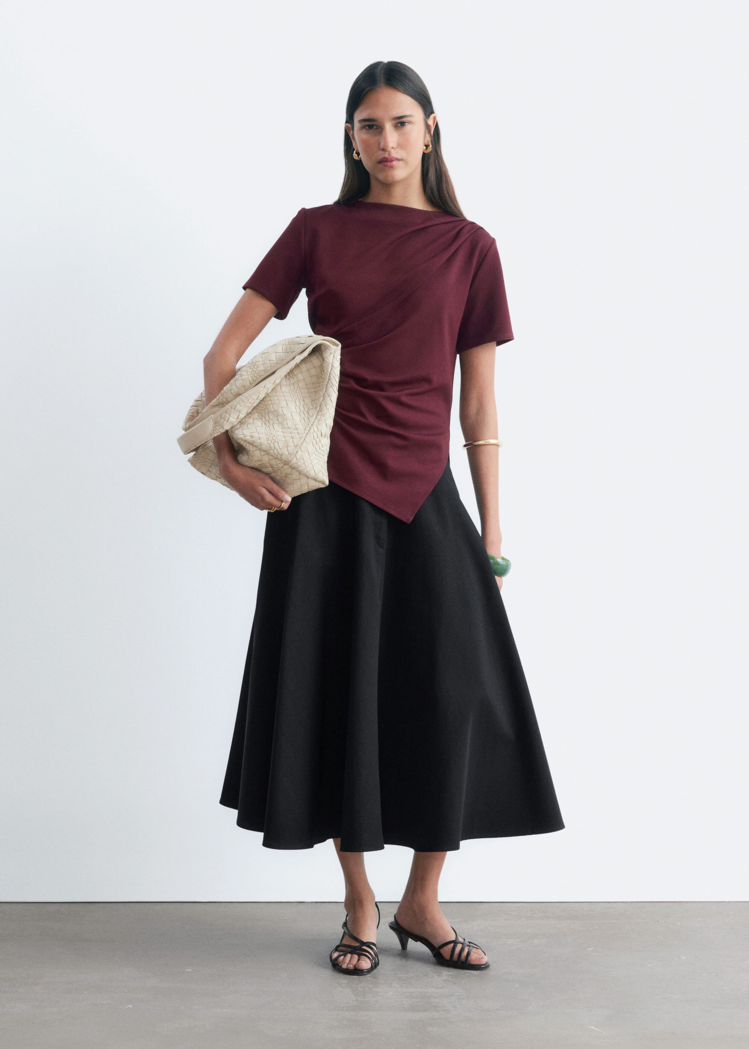 Asymmetrisches T-Shirt mit Drapierung - Schwarz - Lookbook