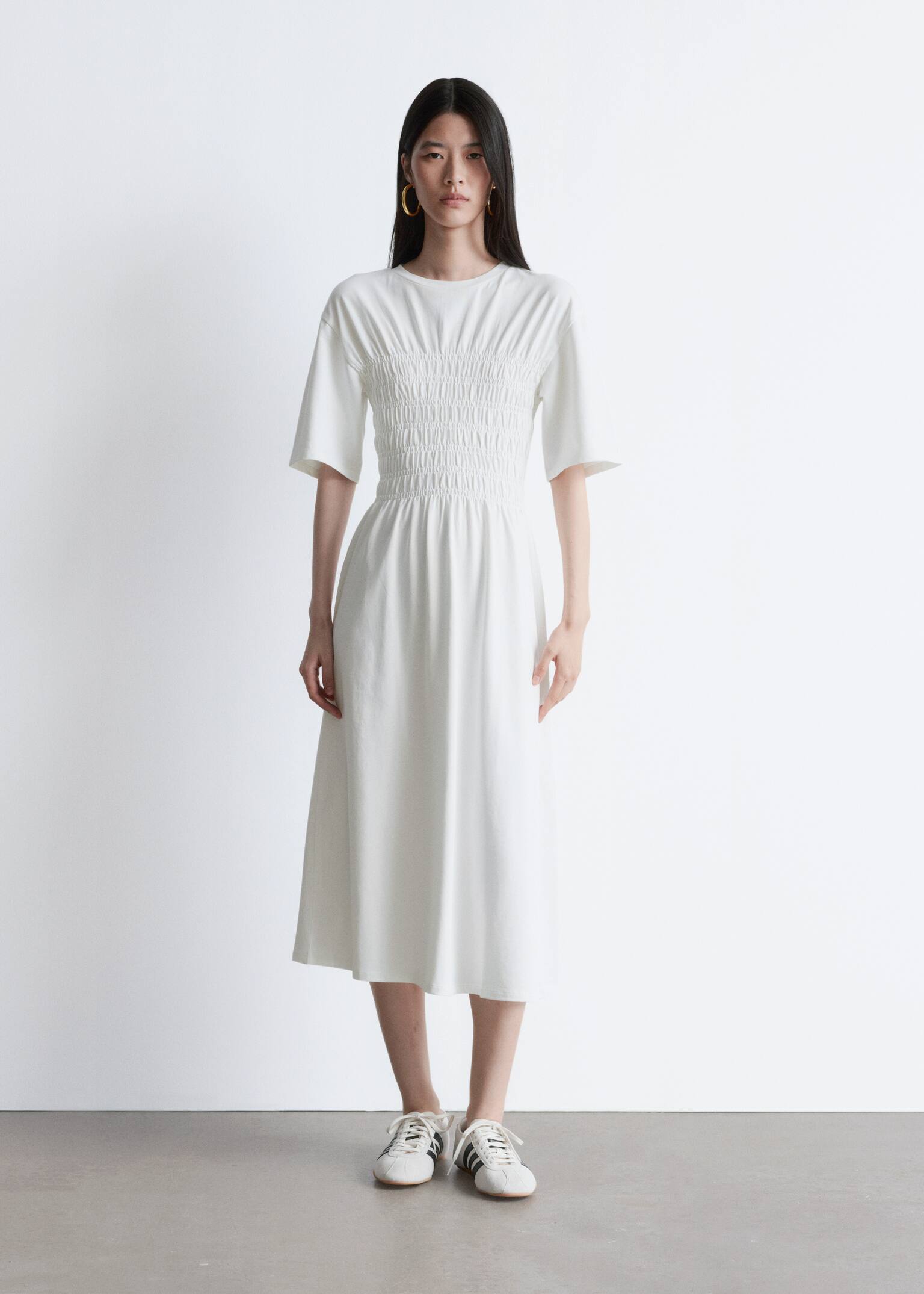 Vestido midi fruncido con nido de abeja - Blanco/Negro