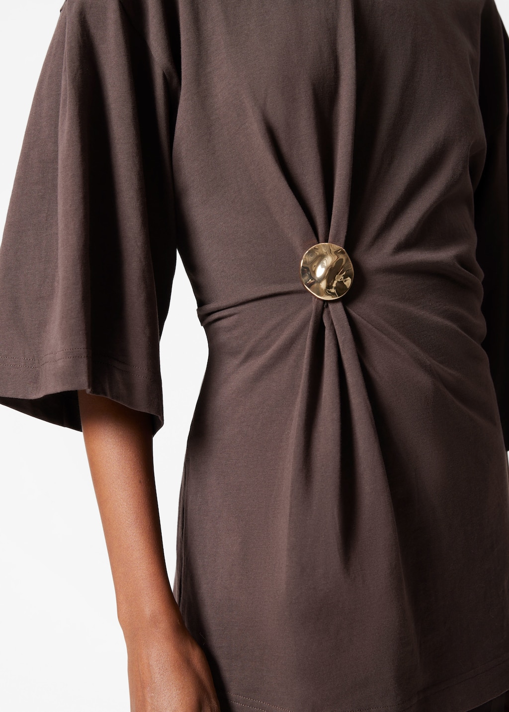 Camiseta drapeada con broche - Marrón - Lookbook