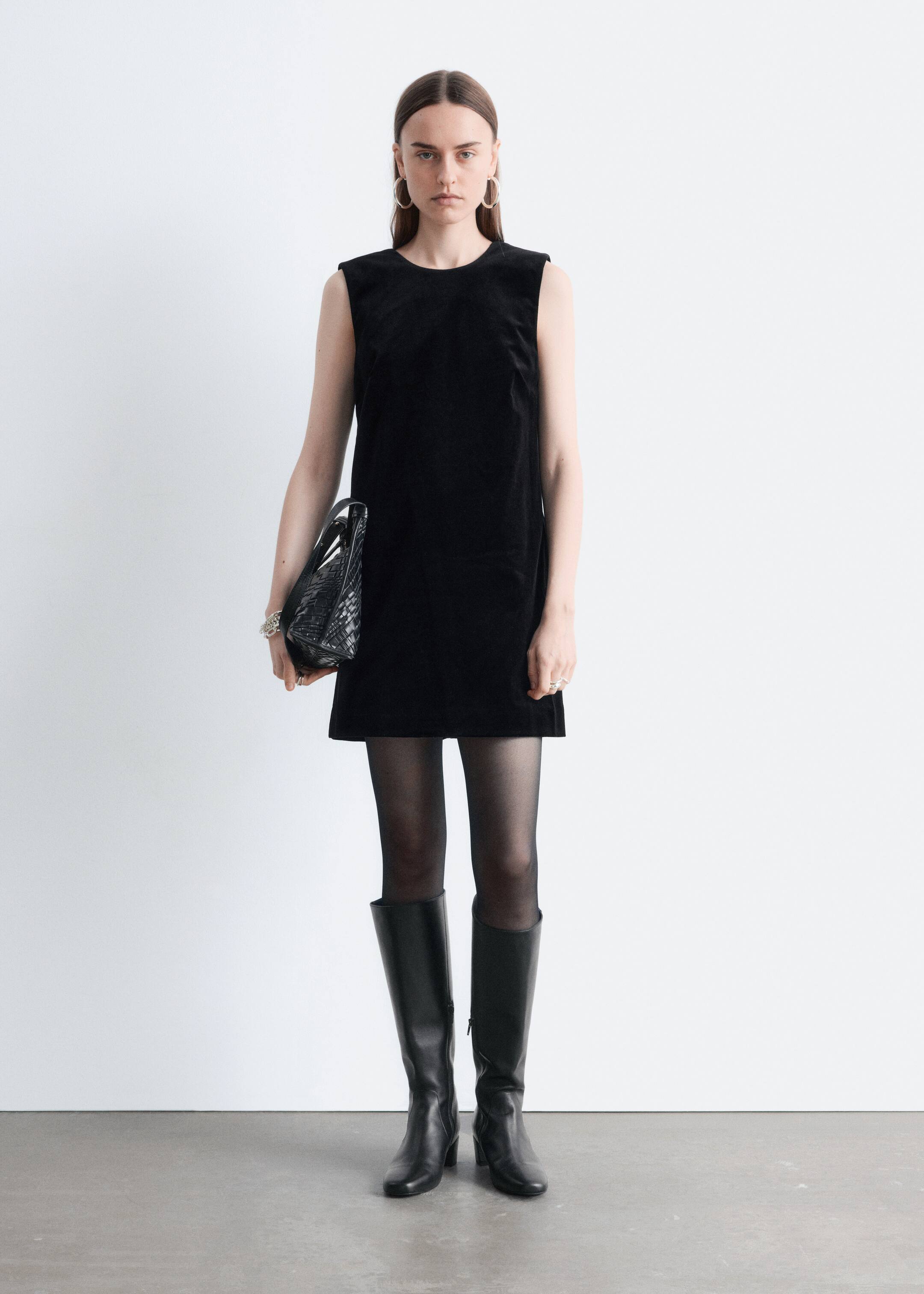 Agrandir l'image: Robe courte en velours à dos ouvert - Noir | H&M BE 1