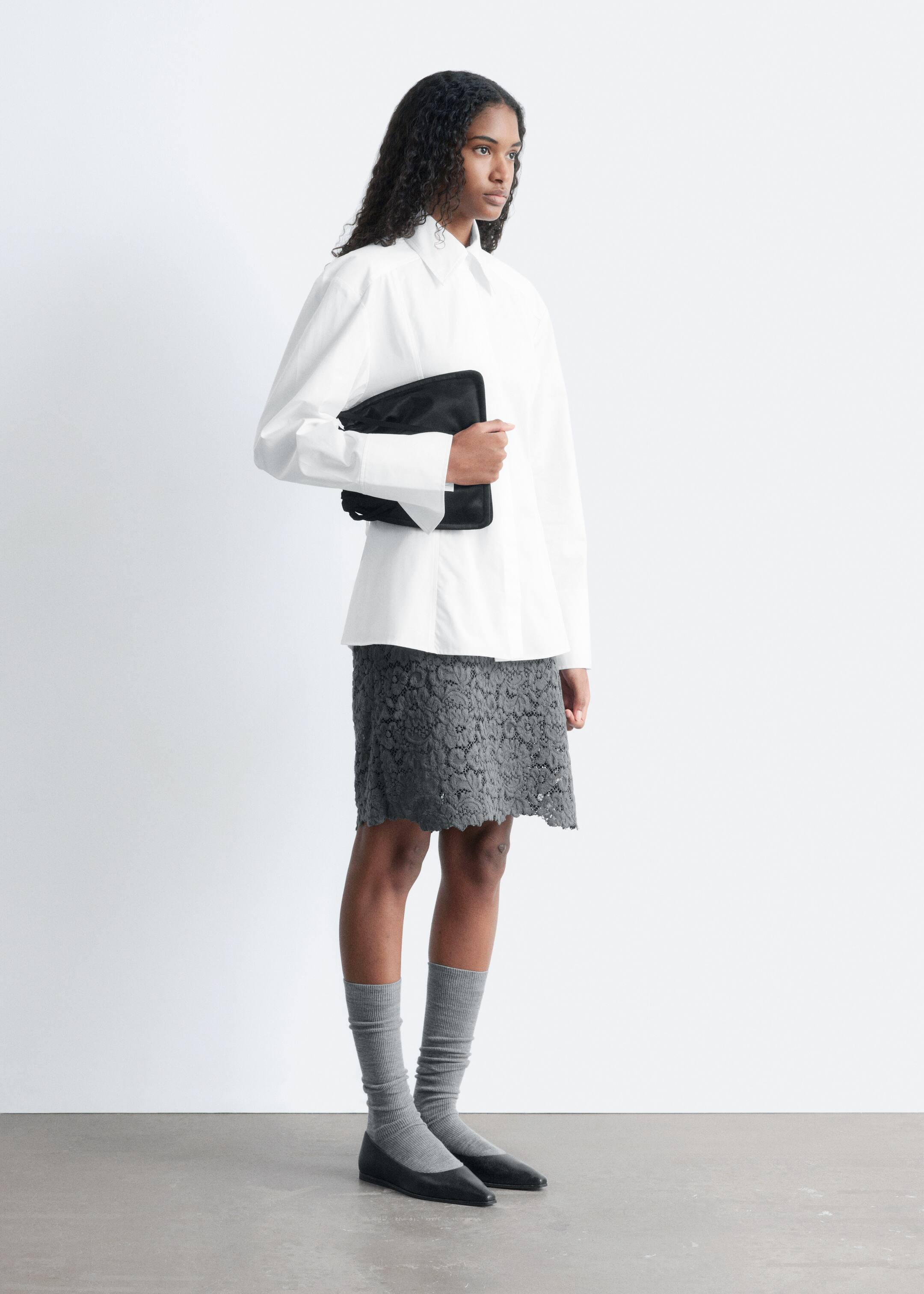 Visa större bild: Avsmalnande skjorta med knytband - Vit - DAM | H&M SE 3