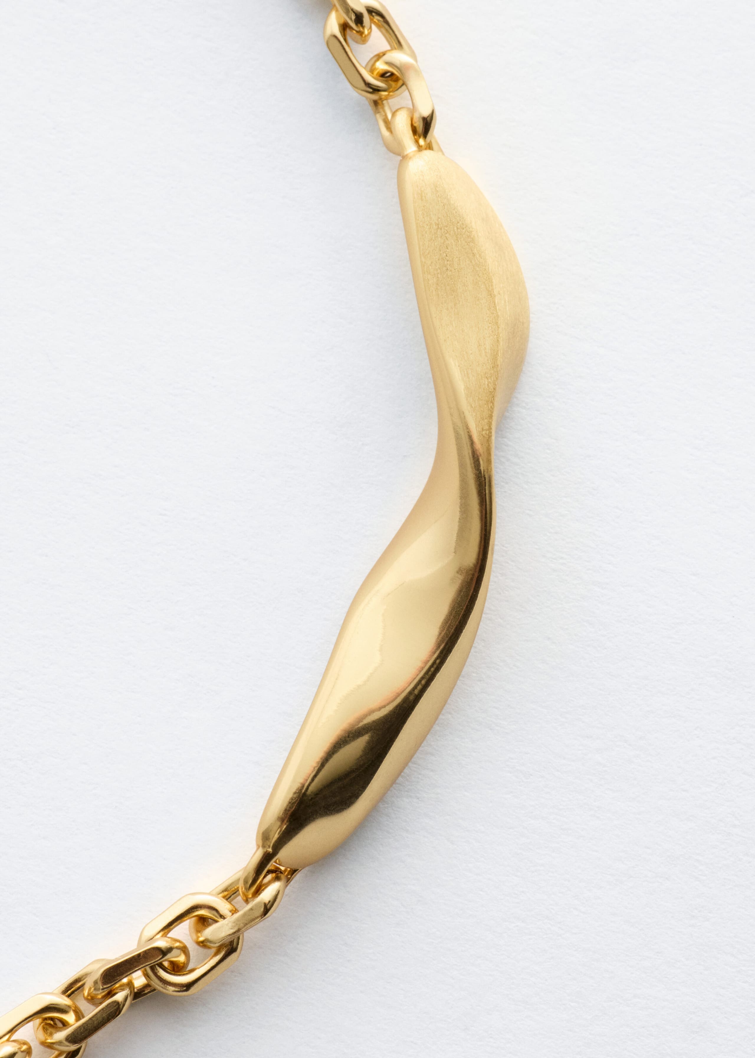 Twist-Detail Chain Necklace - {{variantName}} - Descriptive Detail