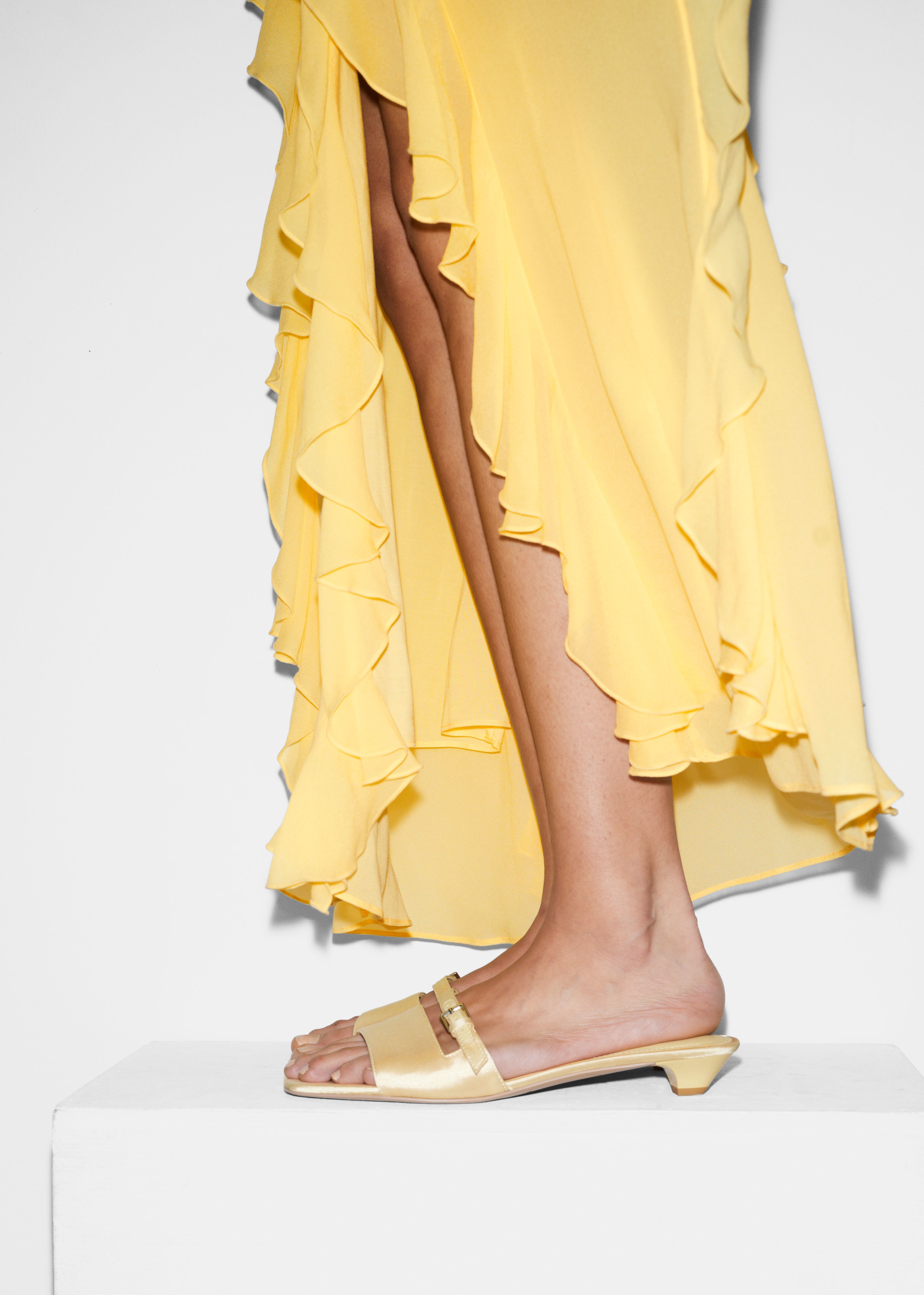 Kožené pantofle s přezkou - Máslově žlutá/Černá