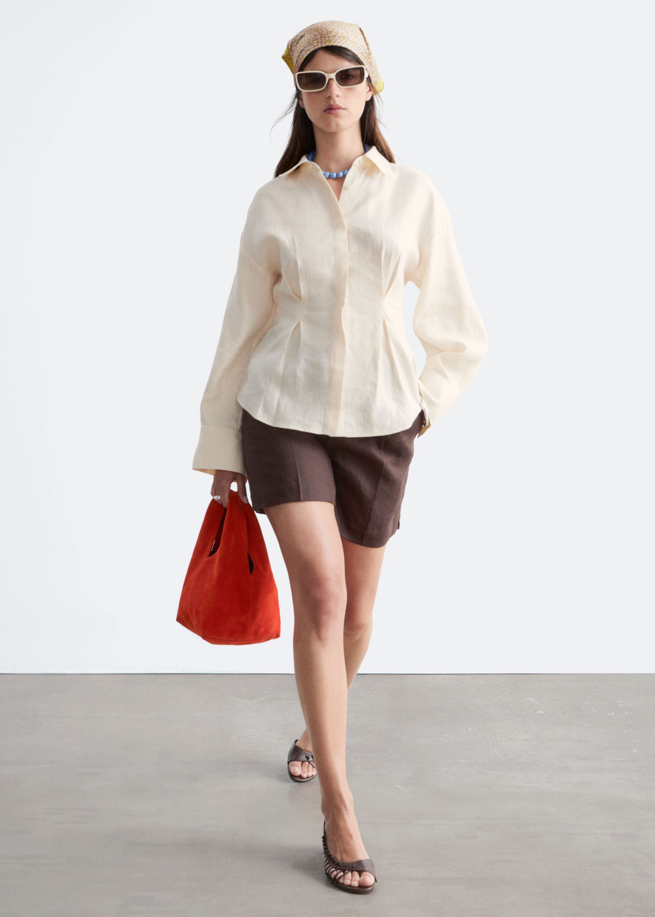 Linneskjorta med plisserad midja – Light Beige – lookbook