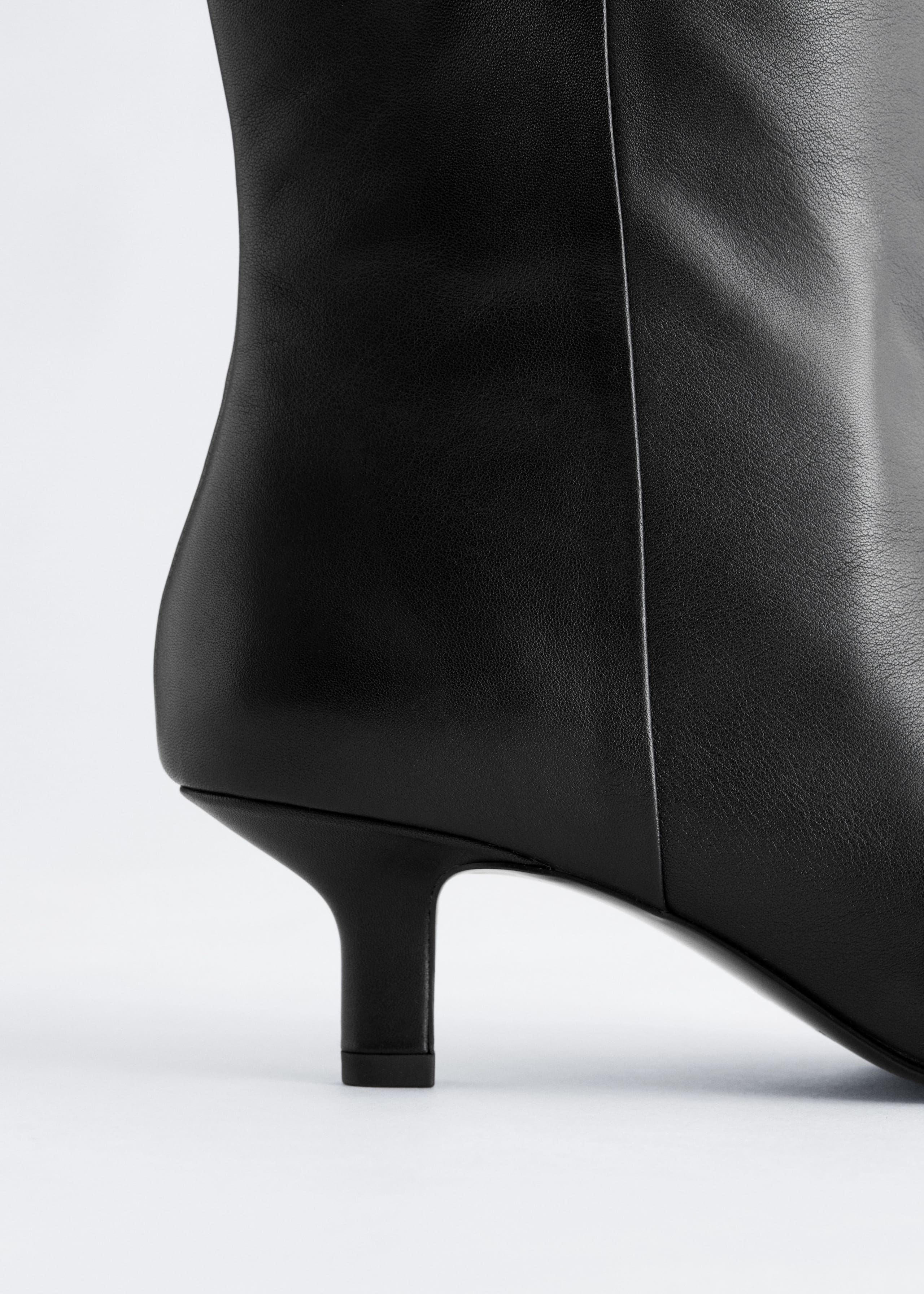 Image of Kniehohe Lederstiefel mit Kitten-Heel