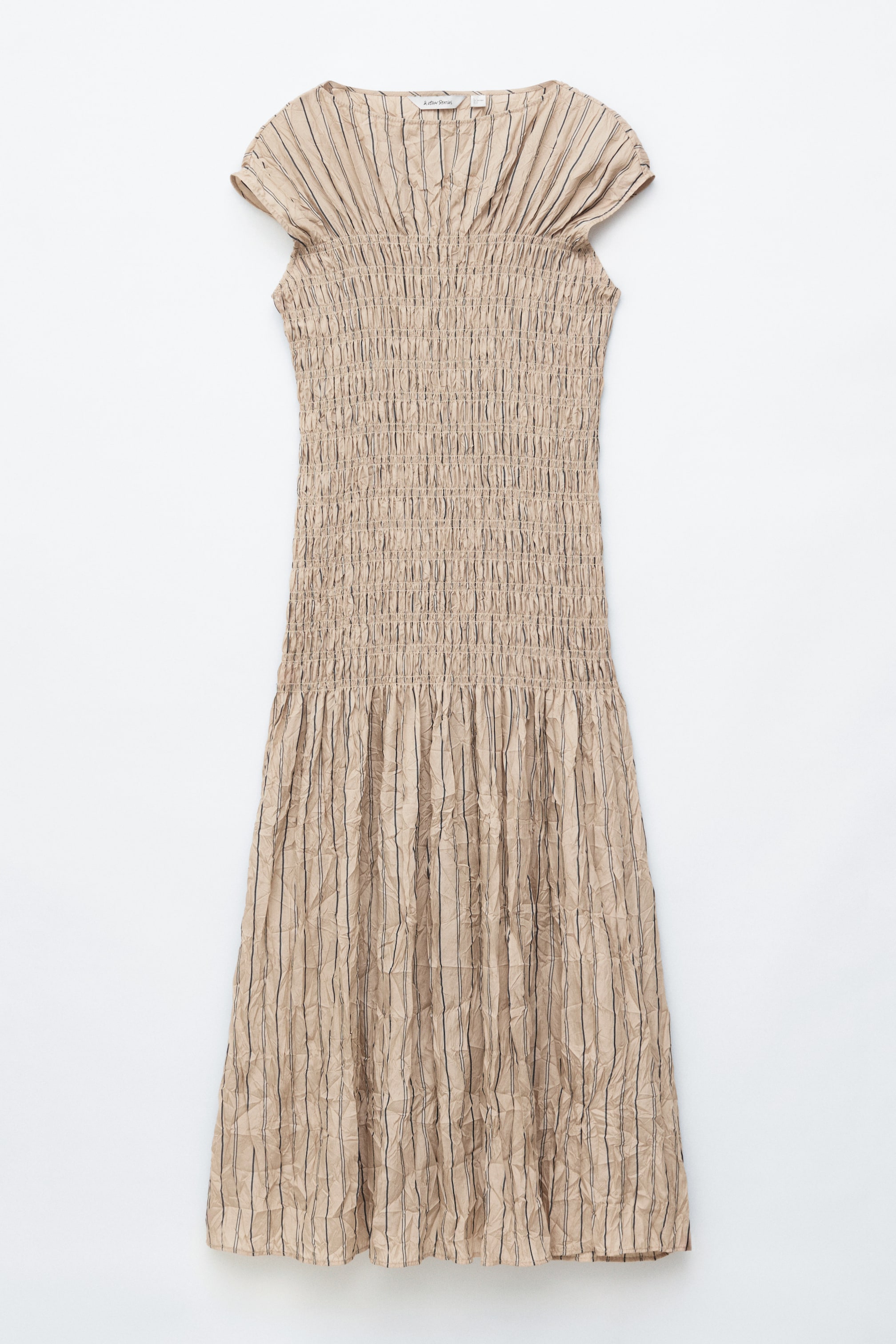 Visualizza immagine più grande: Un abito maxi beige è mostrato frontalmente, realizzato in tessuto jacquard stropicciato con strisce verticali scure. Presenta uno scollo a barca, maniche a cappuccio e un corpetto aderente e arricciato che si trasforma in un orlo svasato e delicatamente raccolto.