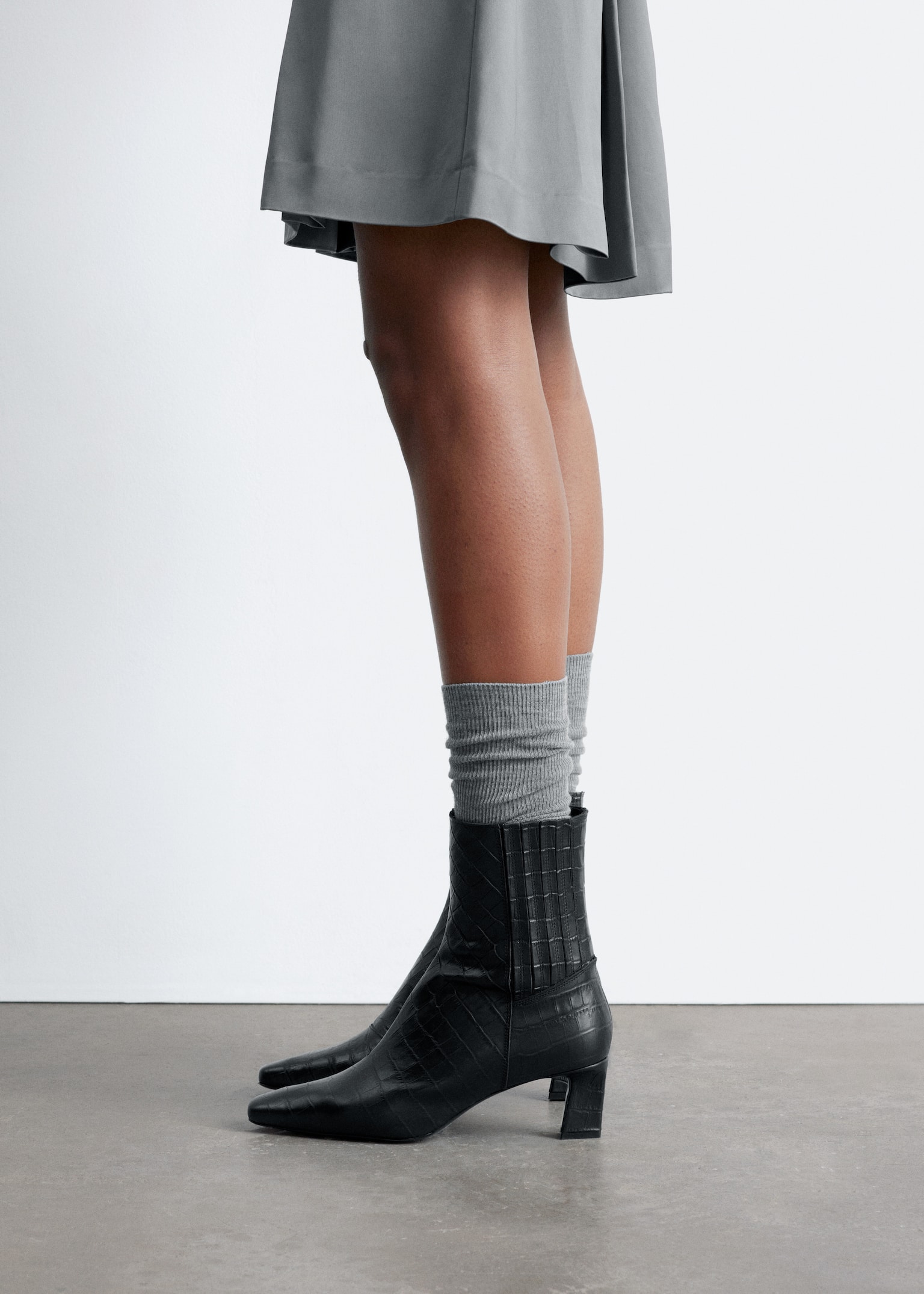 Ankle Boots mit spitzer Zehenpartie - Schwarz/Krokodiloptik/Hellgrau - 1