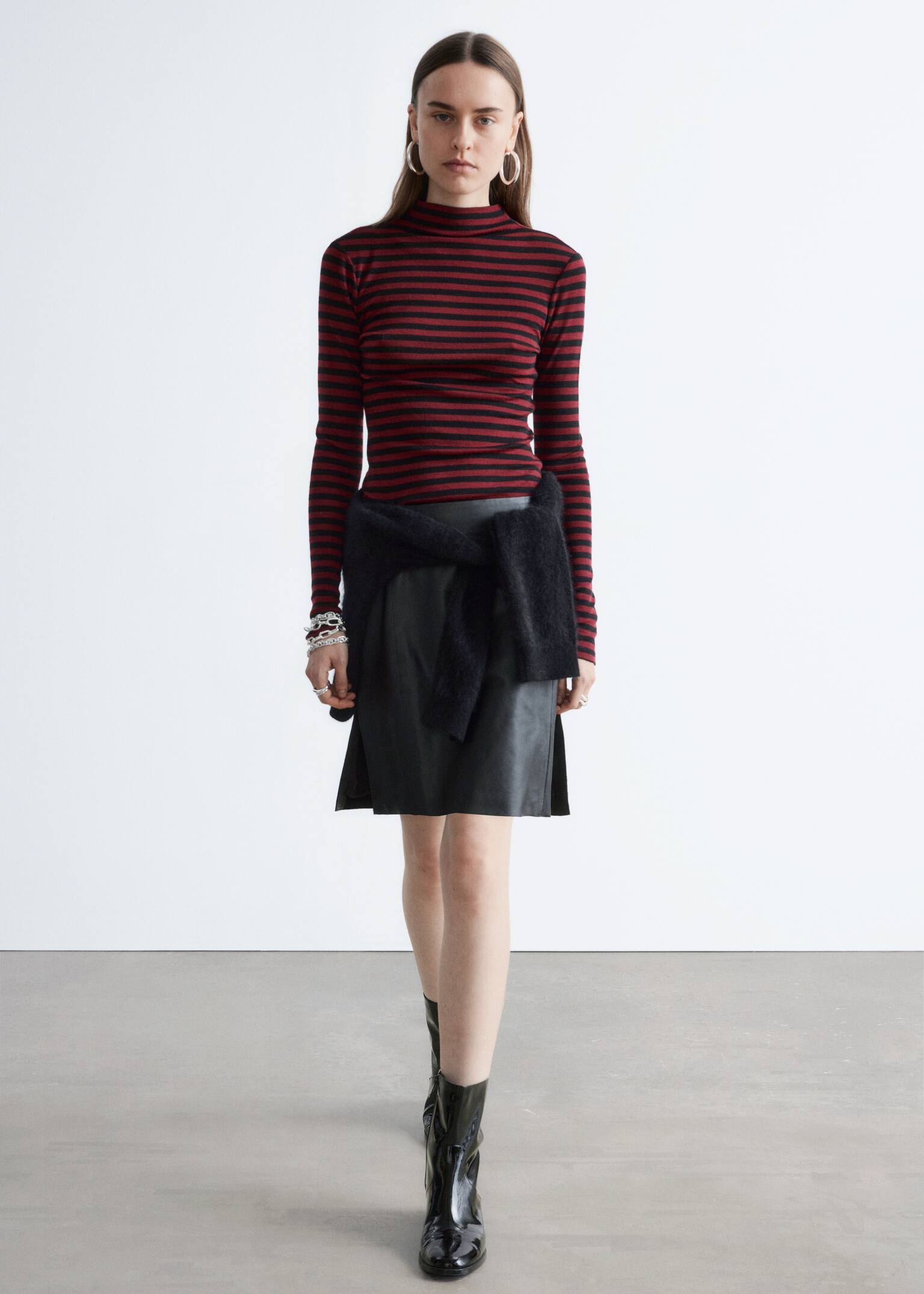 Top s falešným rolákem - Červené/černé pruhy/Černohnědá kostkovaná/Tmavě hnědá/Černé/béžové pruhy - 7