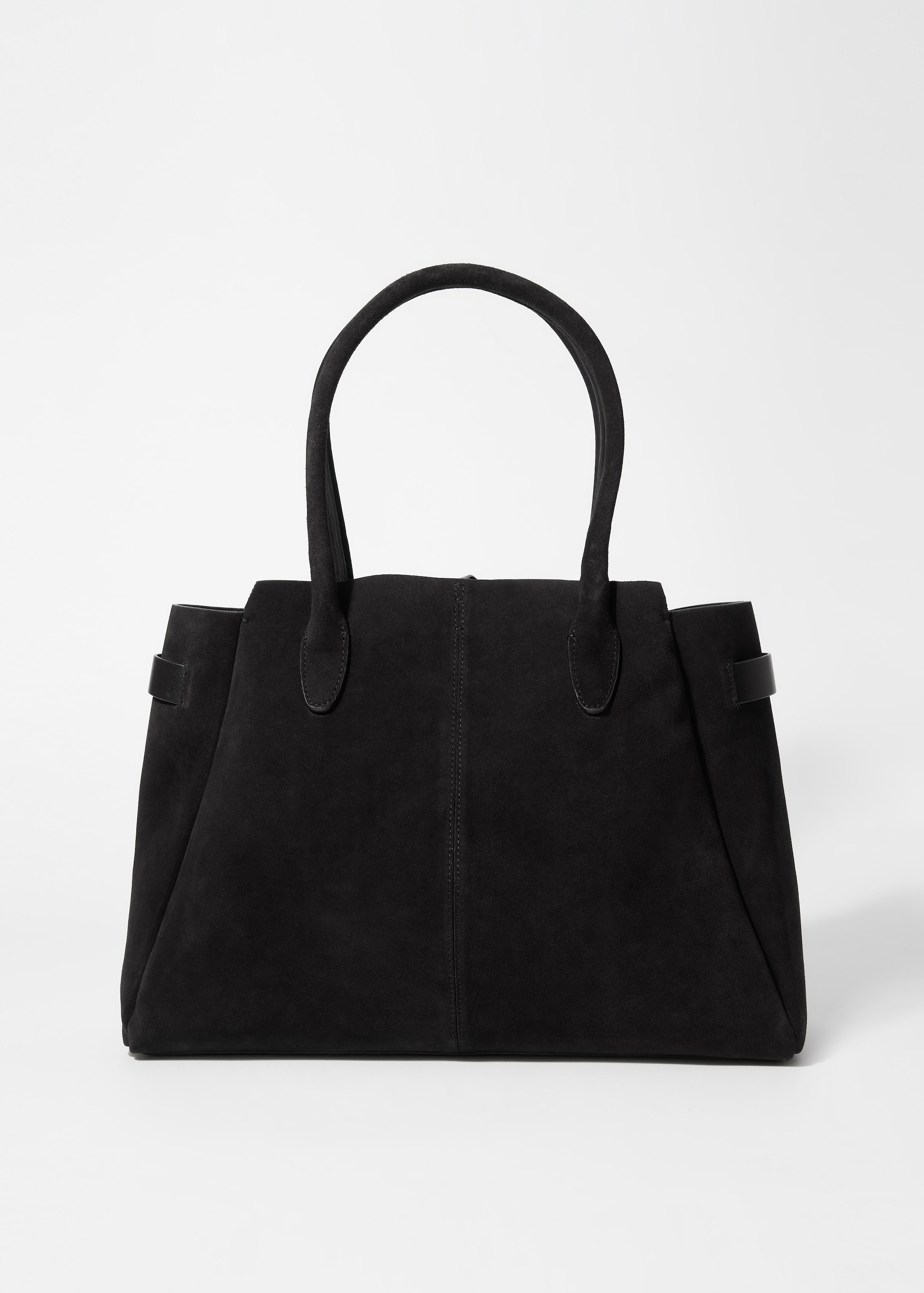 Visualizza immagine più grande: Una borsa a tracolla nera è mostrata dalla parte anteriore, presentando una finitura opaca e morbida, due manici superiori corti e curvi, una cucitura verticale centrale e piccole linguette piatte sui suoi lati superiori.