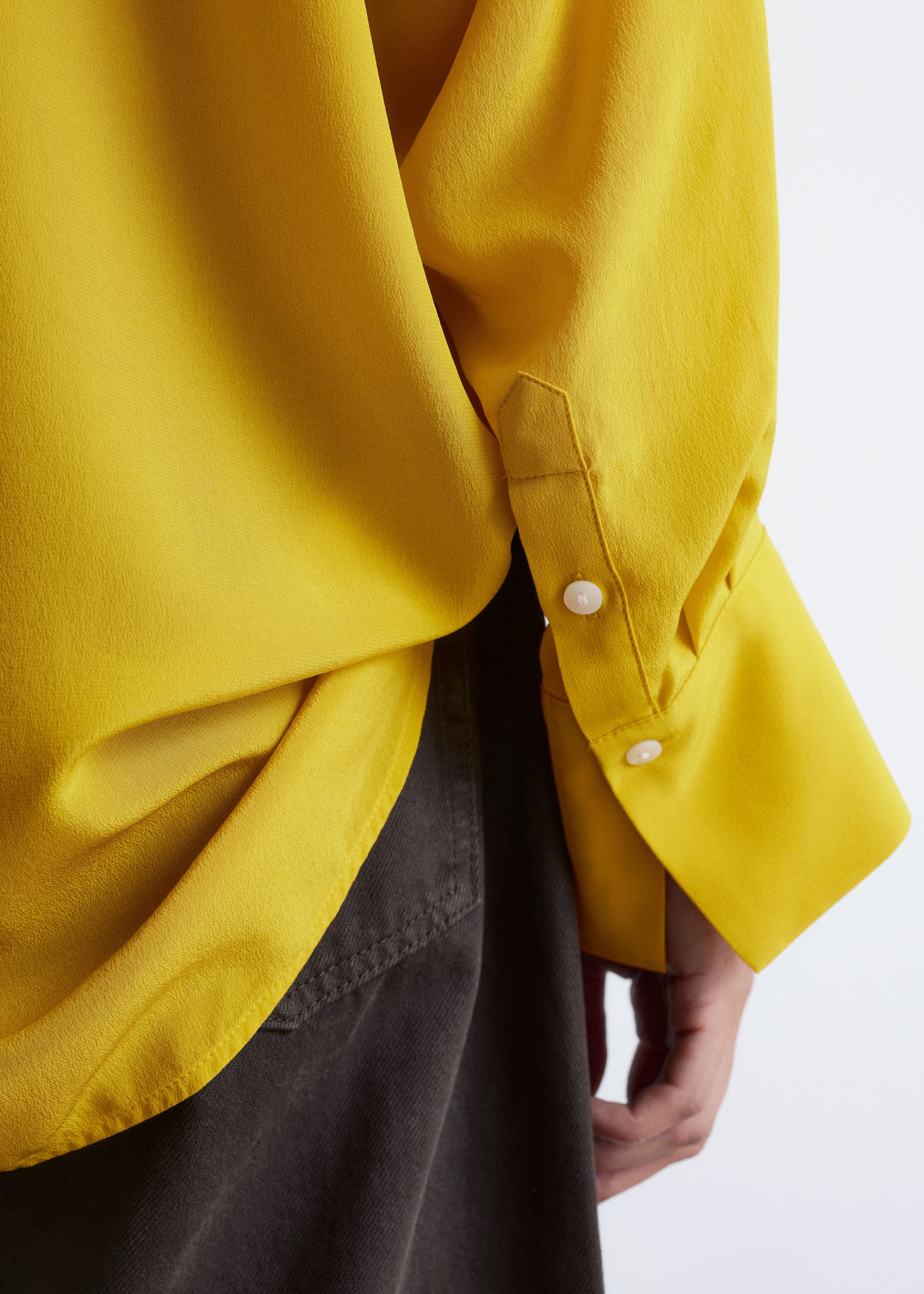 Image of Oversized-Seidenbluse mit V-Ausschnitt
