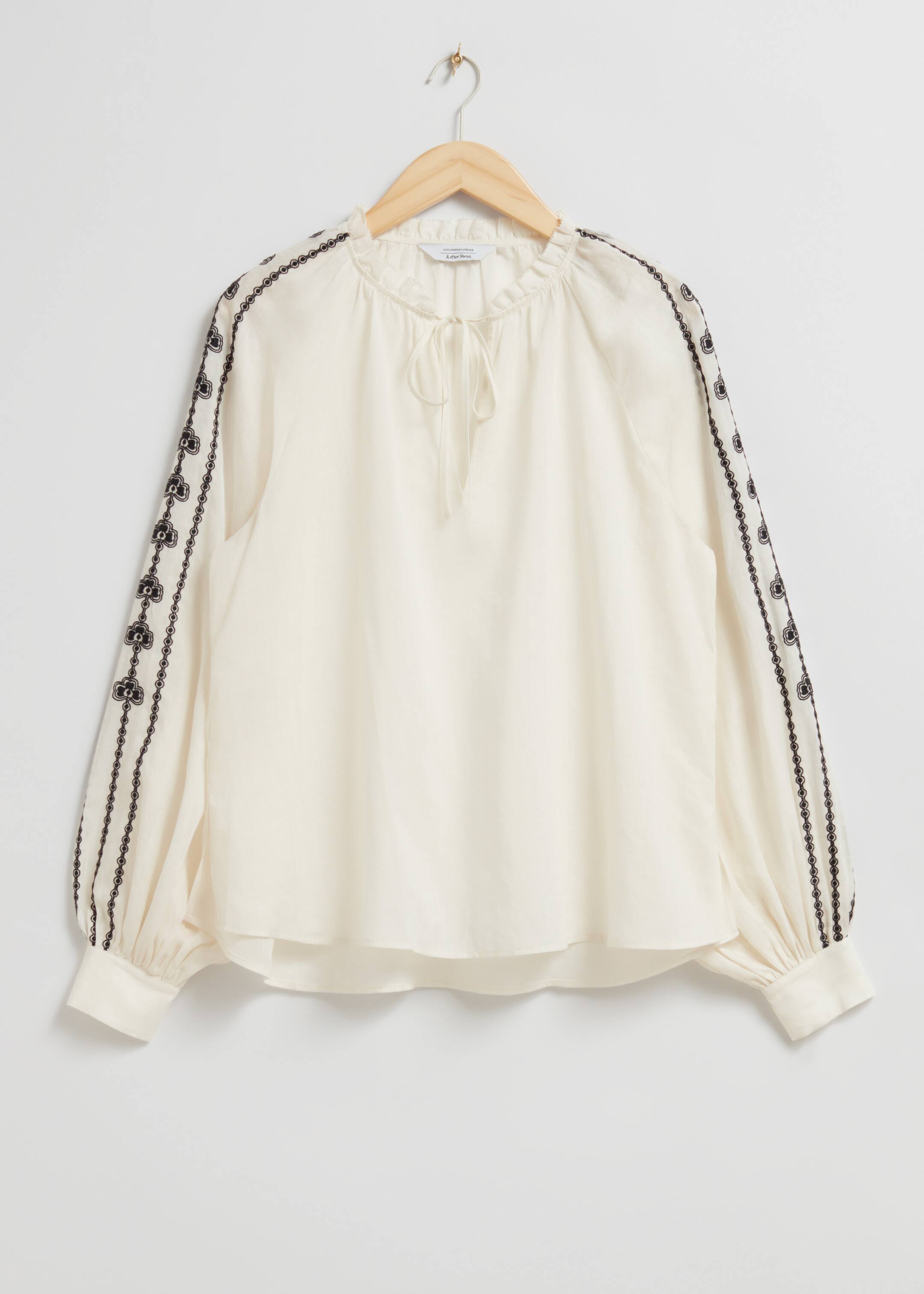 Se større billede: Broderet bluse - Elfenben/sort broderi - DAME | H&M DK 1