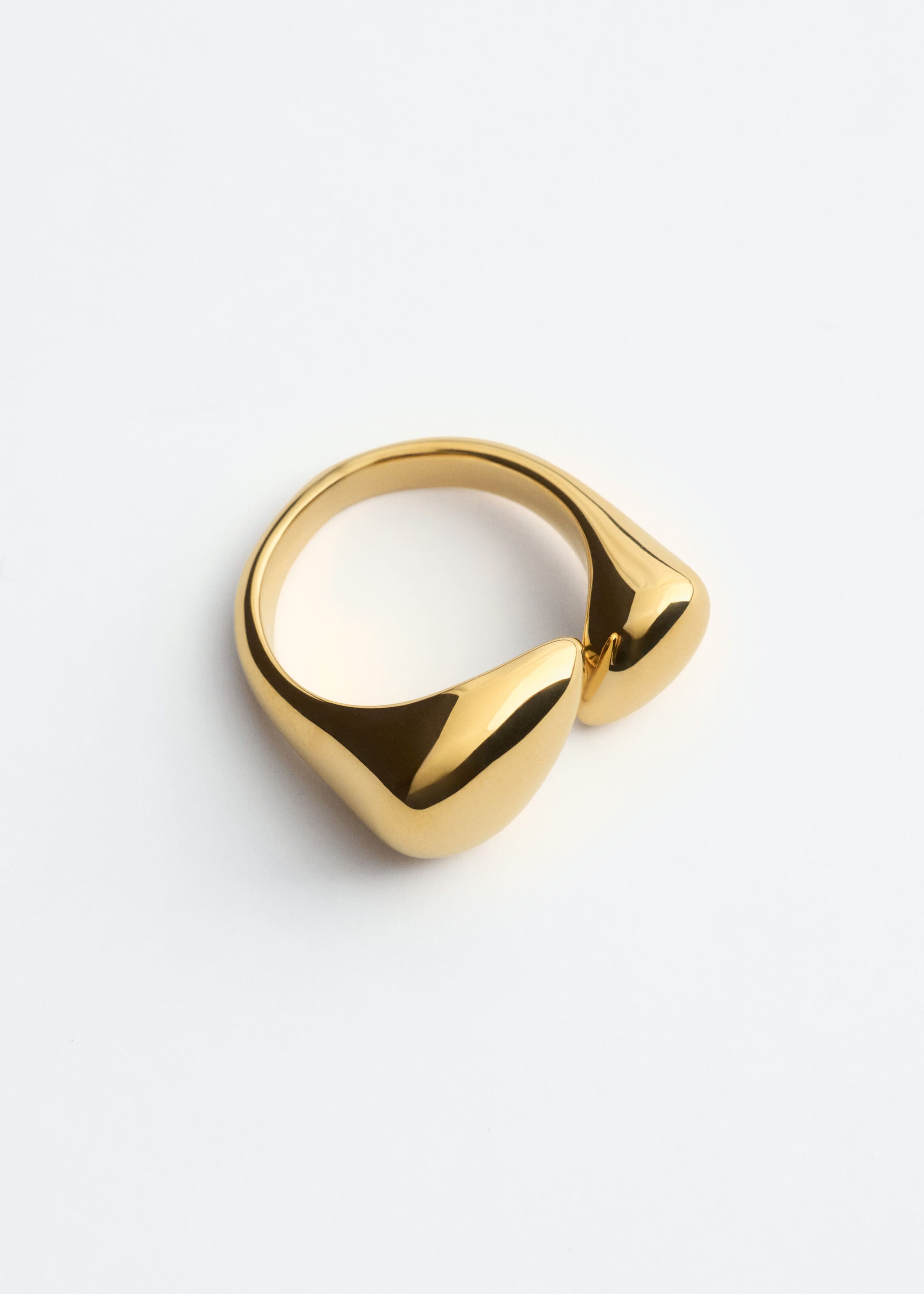 Skulpturaler Ring aus Messing - Gold - Stillleben