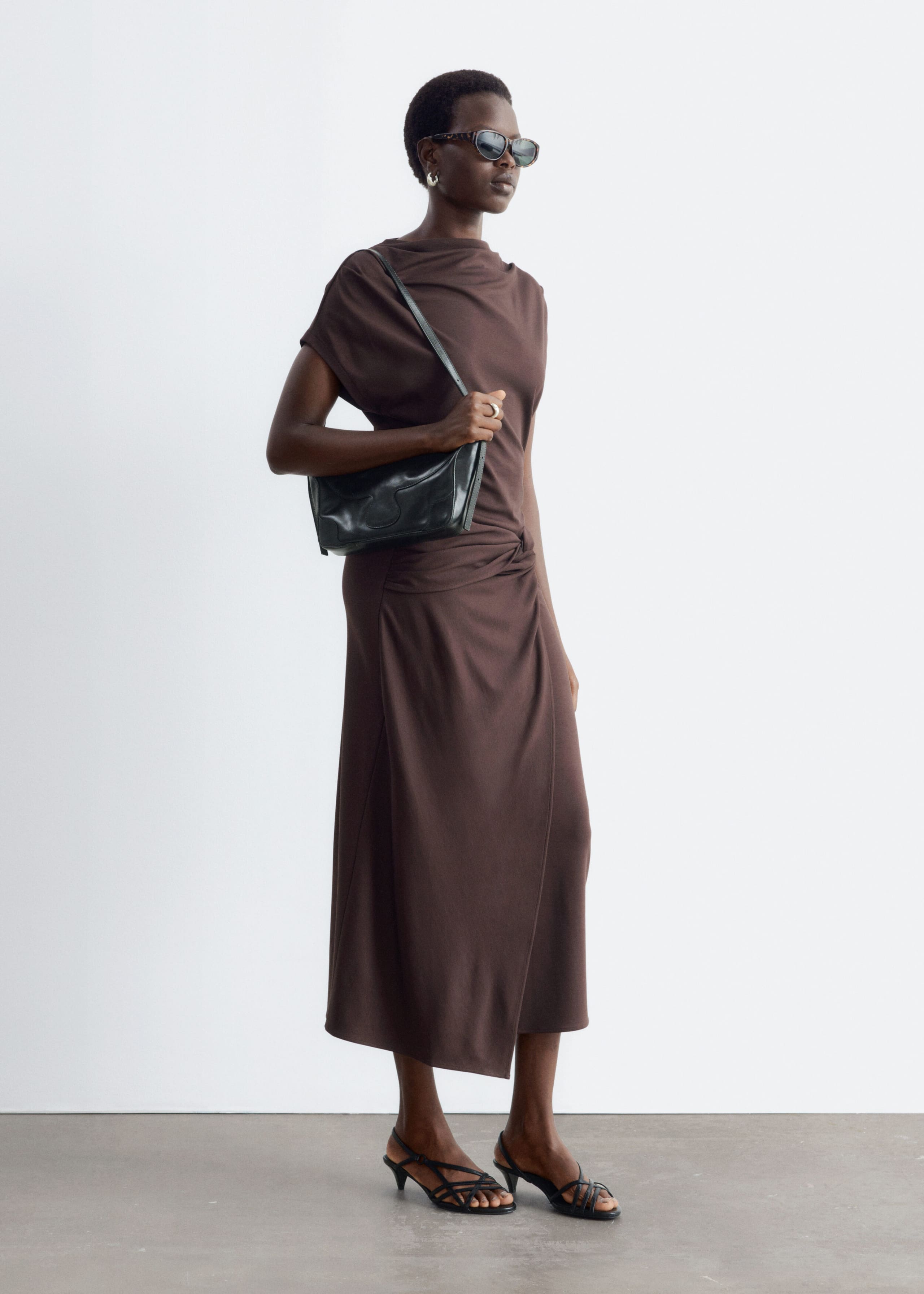 Drapiertes Kleid mit Wickeltaille - Dunkelbraun - Stillleben