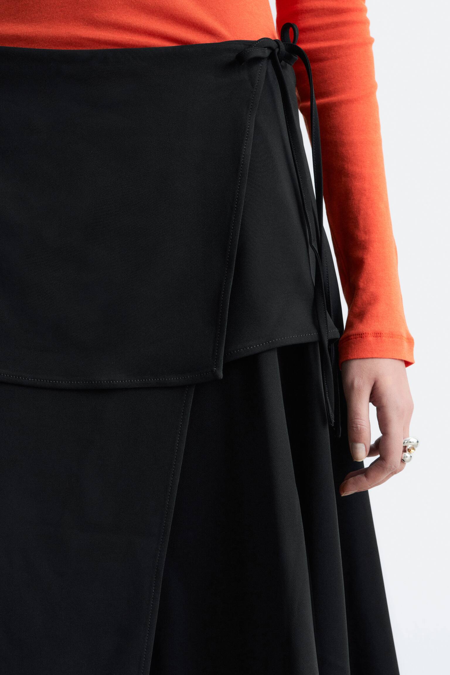 Asymmetrisk midikjol med omlott - Svart - 3