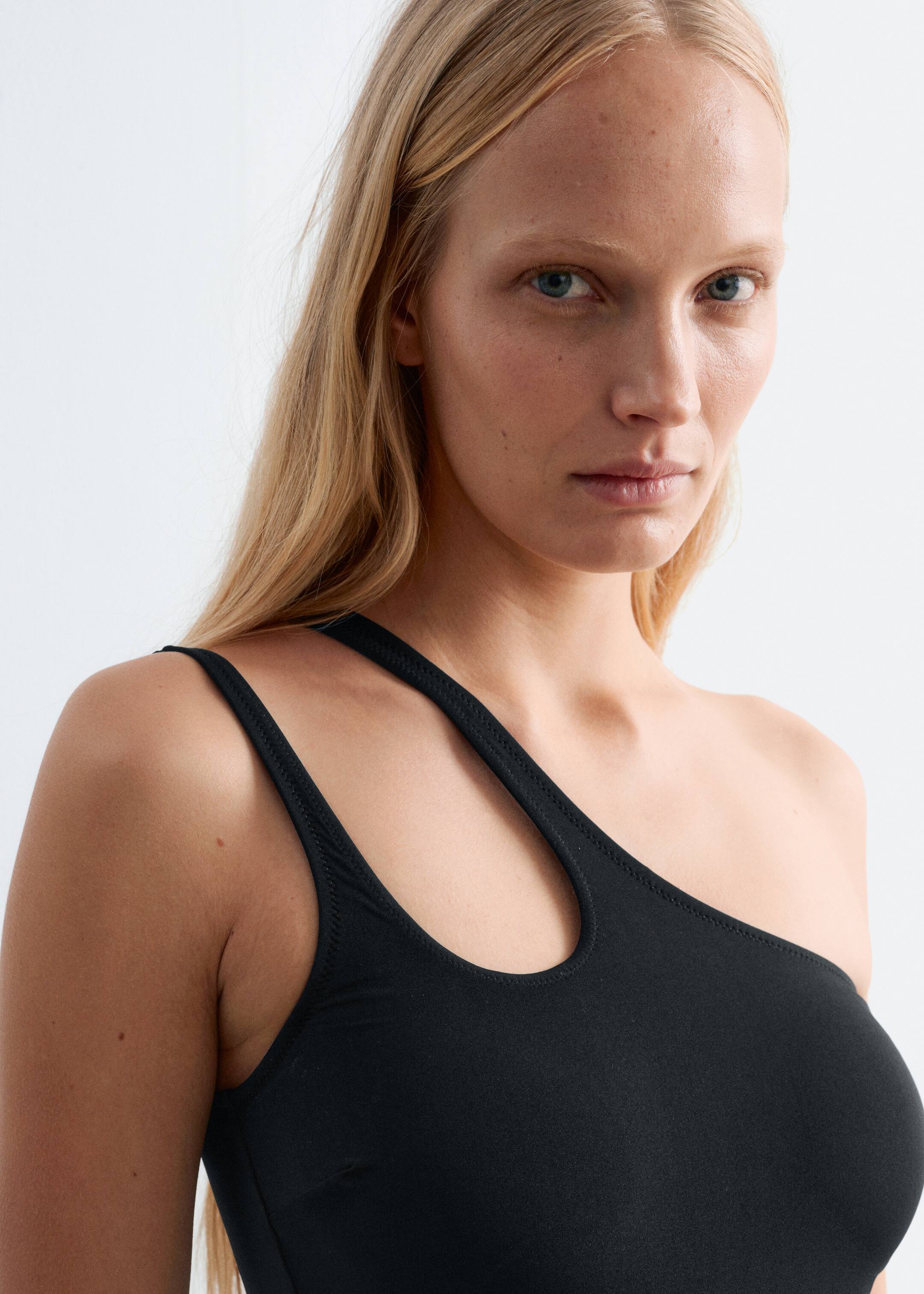 Преглед на по-голямо изображение: Бански с едно рамо и изрязани детайли - Черен - ЖЕНИ | H&M BG 2