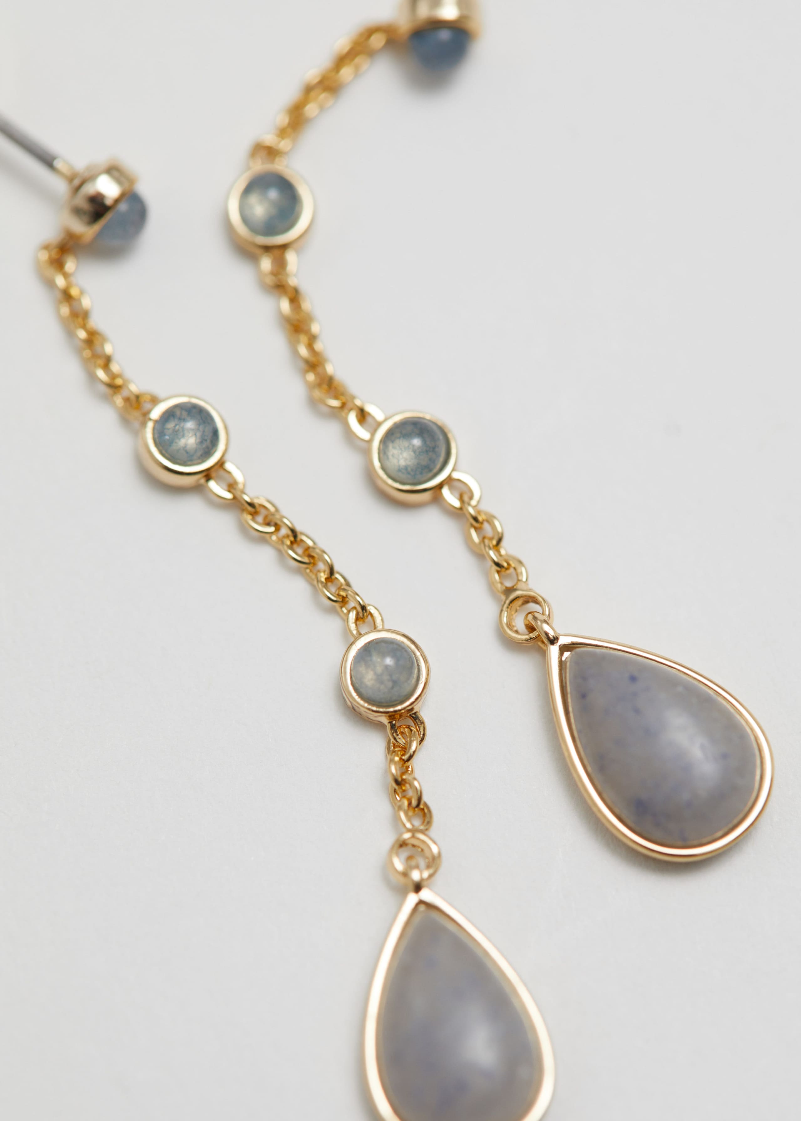 Ohrhänger mit Schmucksteinen - {{variantName}} - Beschreibendes Detail