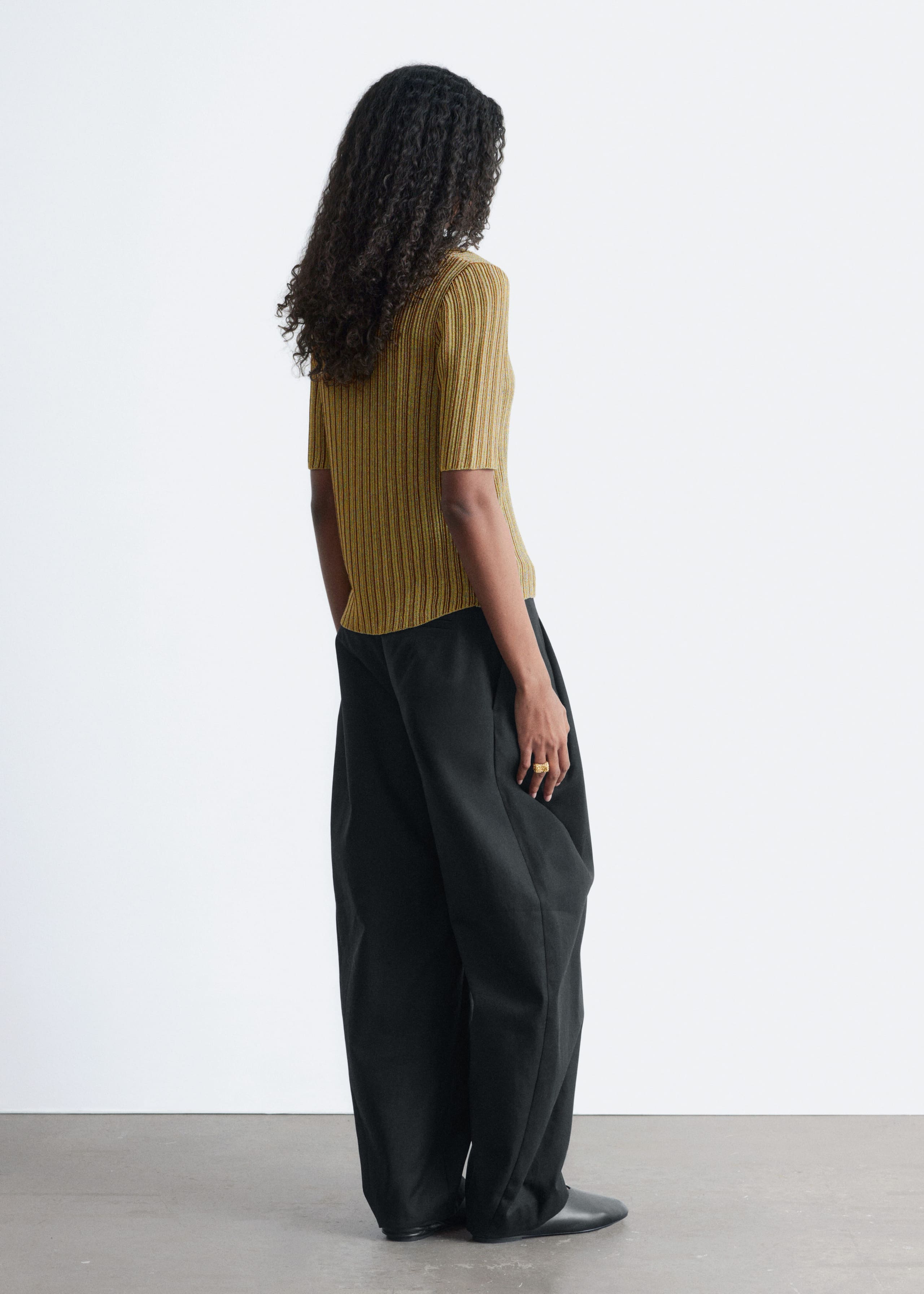 Rippstrick-Oberteil aus Lurex - Beige - Lookbook