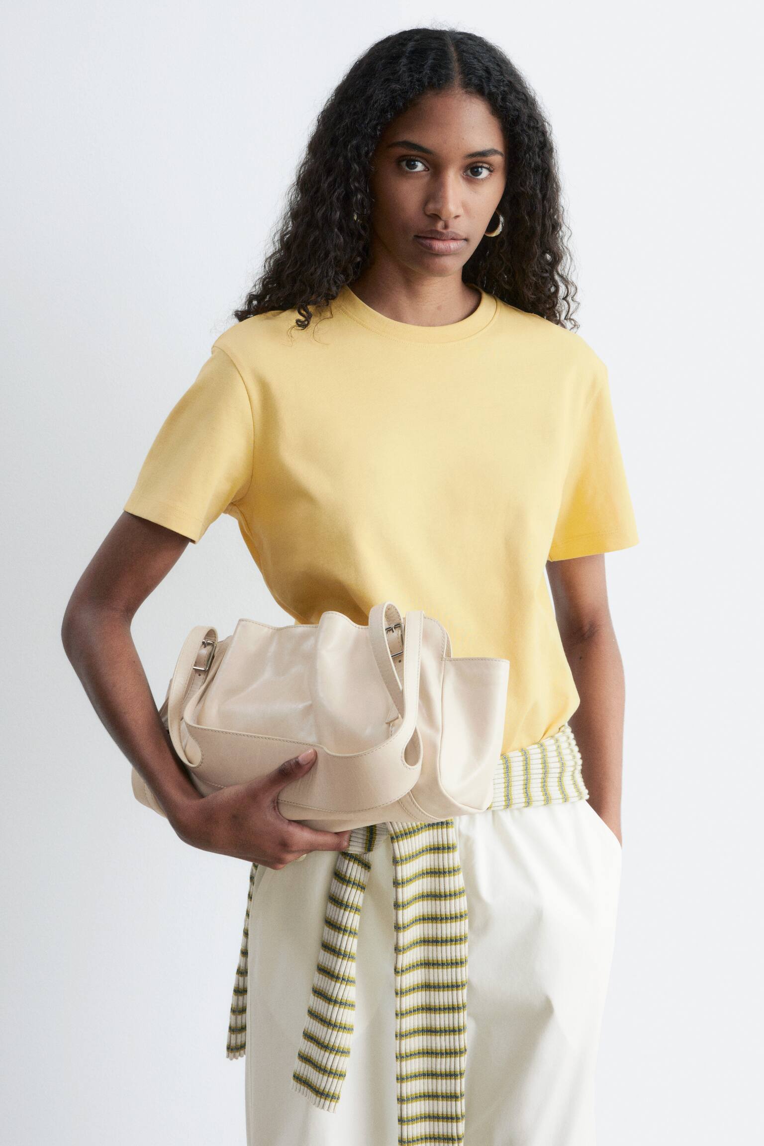 Bavlněné tričko s kulatým výstřihem - Žlutá/Světle Modrá/Bílá/Světle růžová/Tmavě hnědá/Černá/Námořnické/Bílé Pruhy/Červená - 1