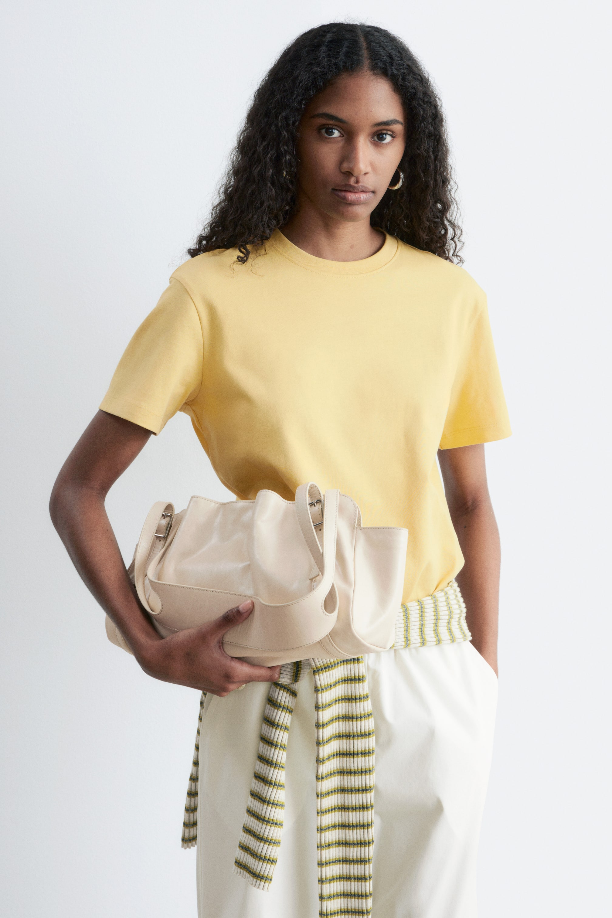 Grösseres Bild ansehen: Das gelbe T-Shirt wird von vorne präsentiert und verfügt über einen Rundhalsausschnitt und kurze Ärmel.