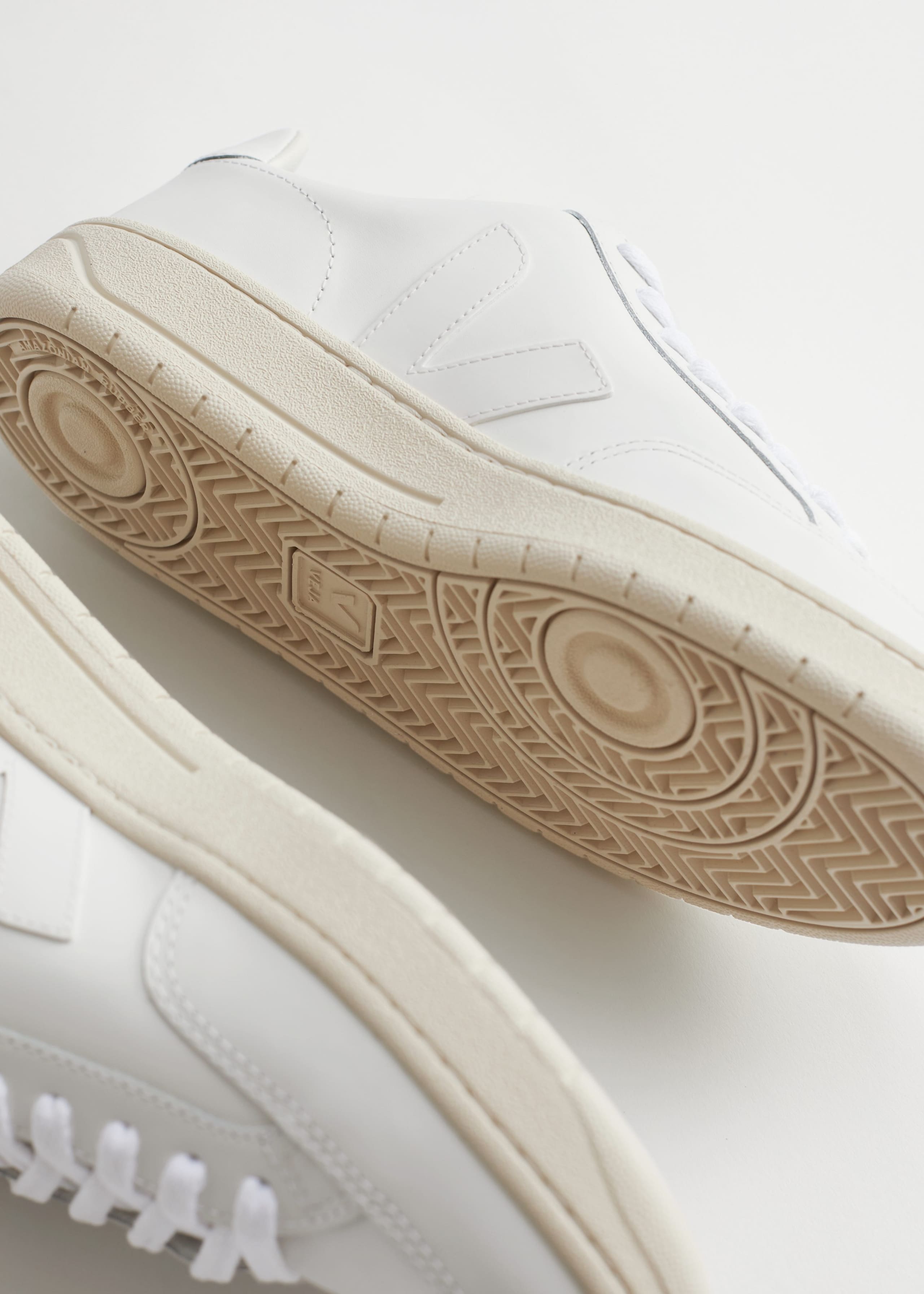 Veja V-12 Sneakers - {{variantName}} - Detalle descriptivo