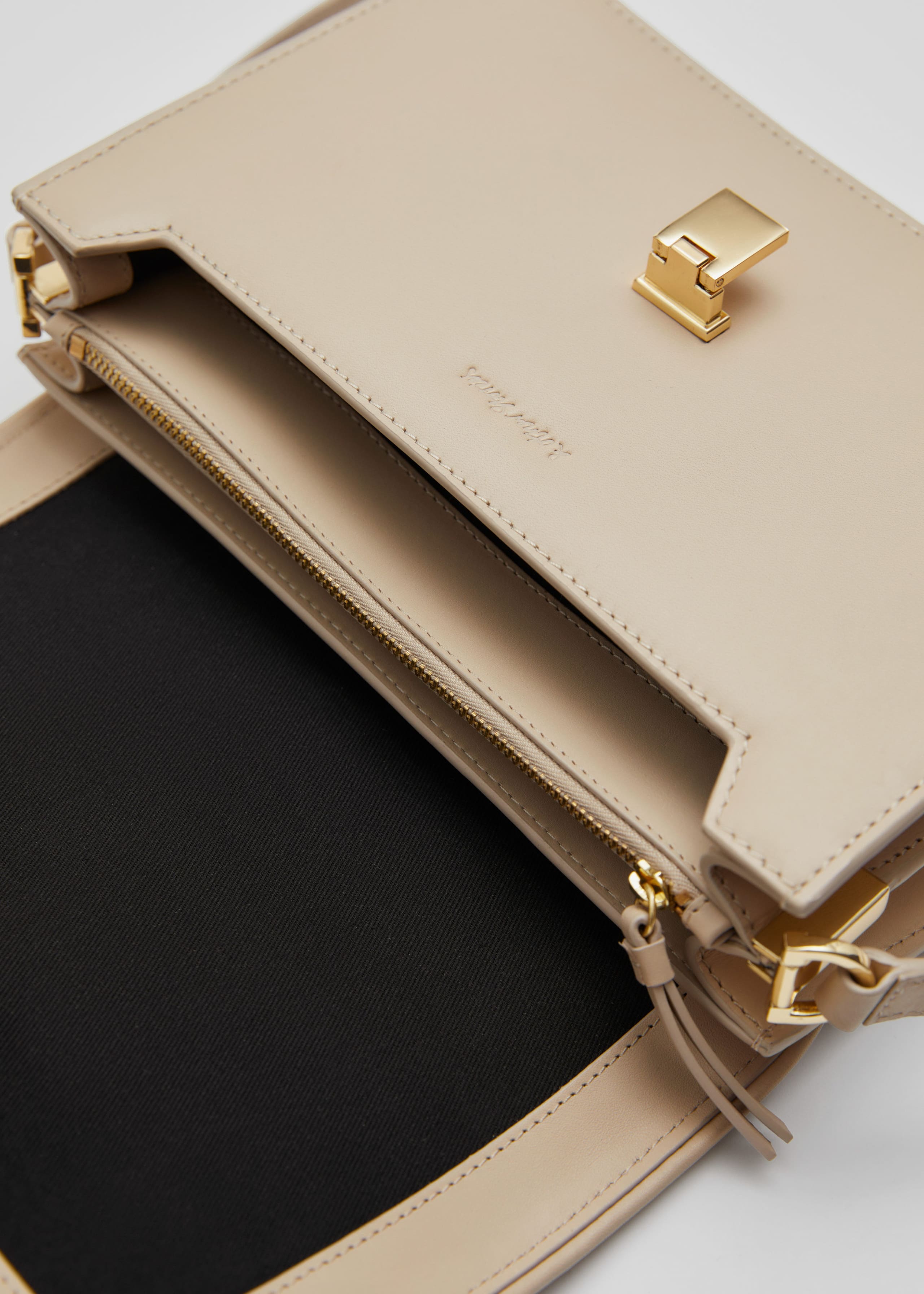 Klassische Schultertasche aus Leder - {{variantName}} - Beschreibendes Detail