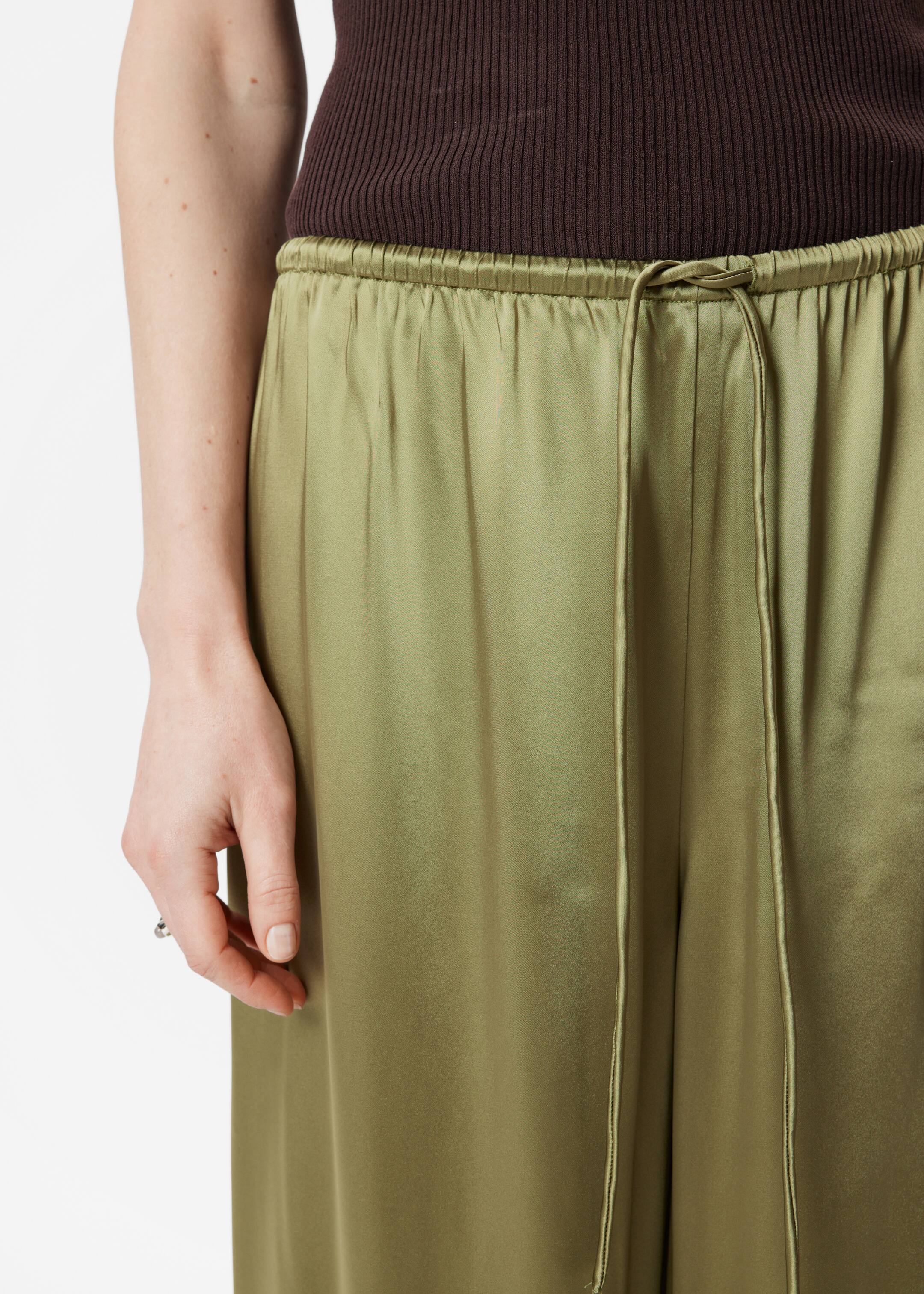 Vezi imaginea mai mare: Pantaloni din satin cu șnur - Khaki Verde - FEMEI | H&M RO 2